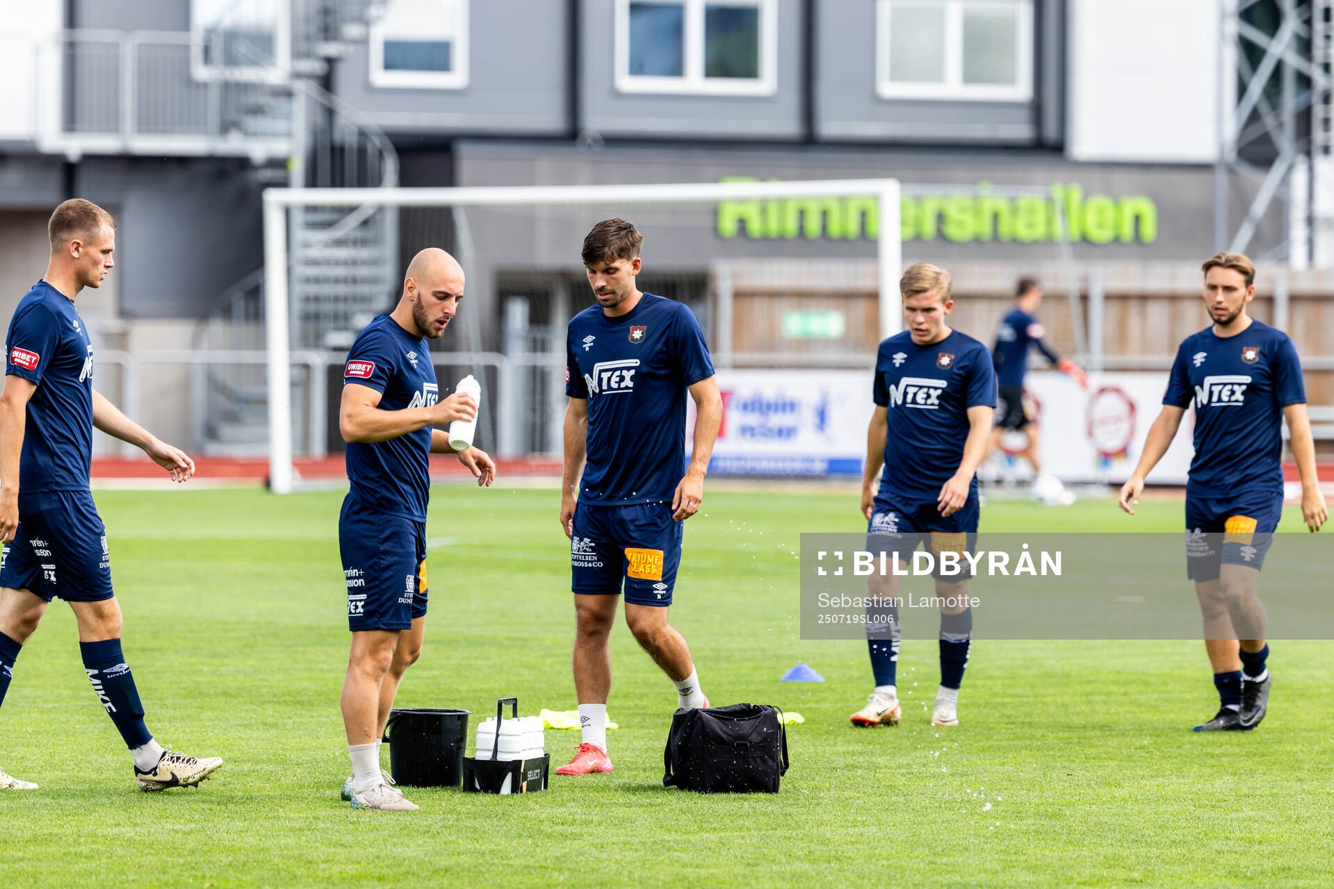 Örgrytes  spelare värmer upp