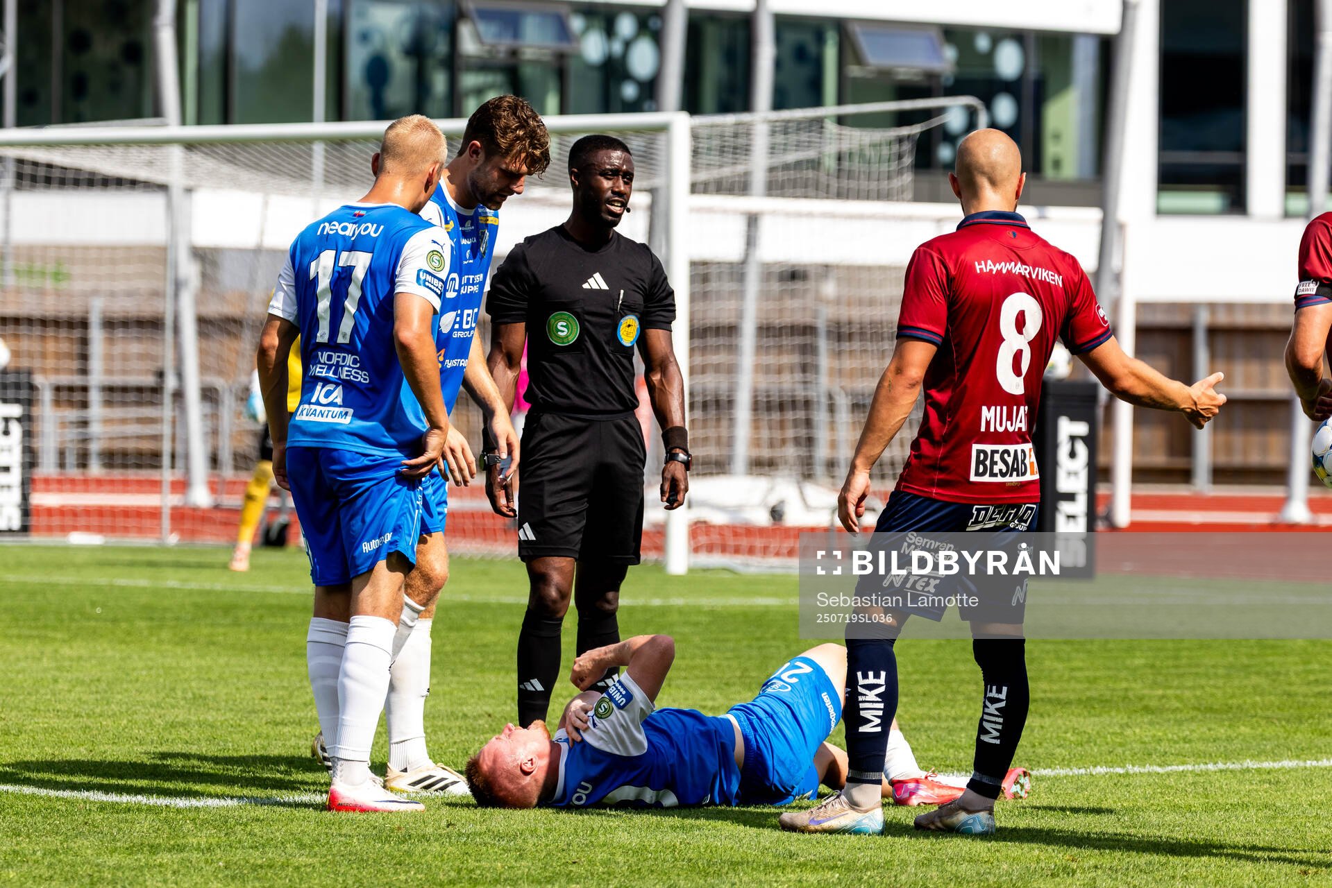 Oddevolds Adam Engelbrektsson liggandes skadad