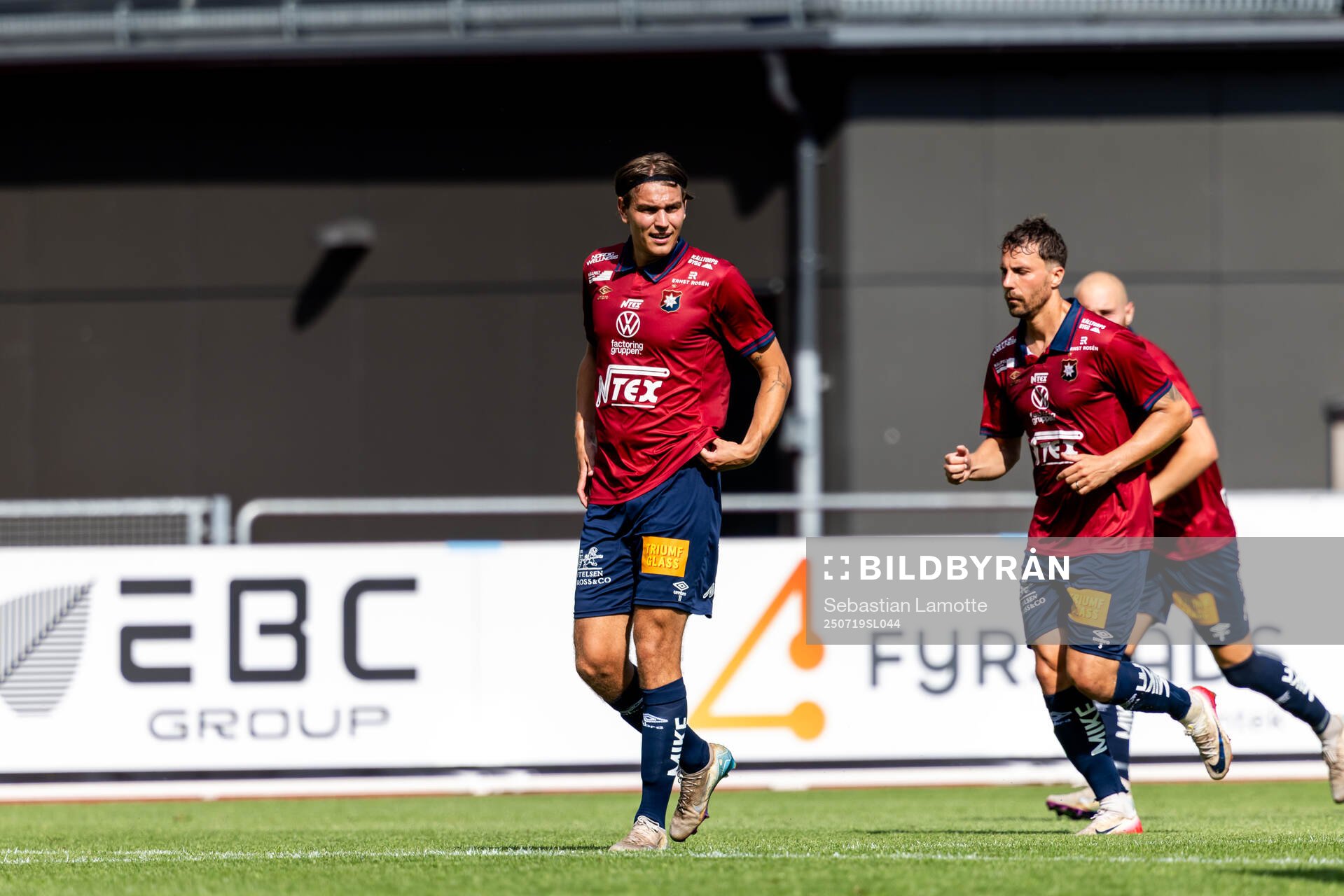 Örgrytes Noah Christoffersson har gjort 0-1 och jublar