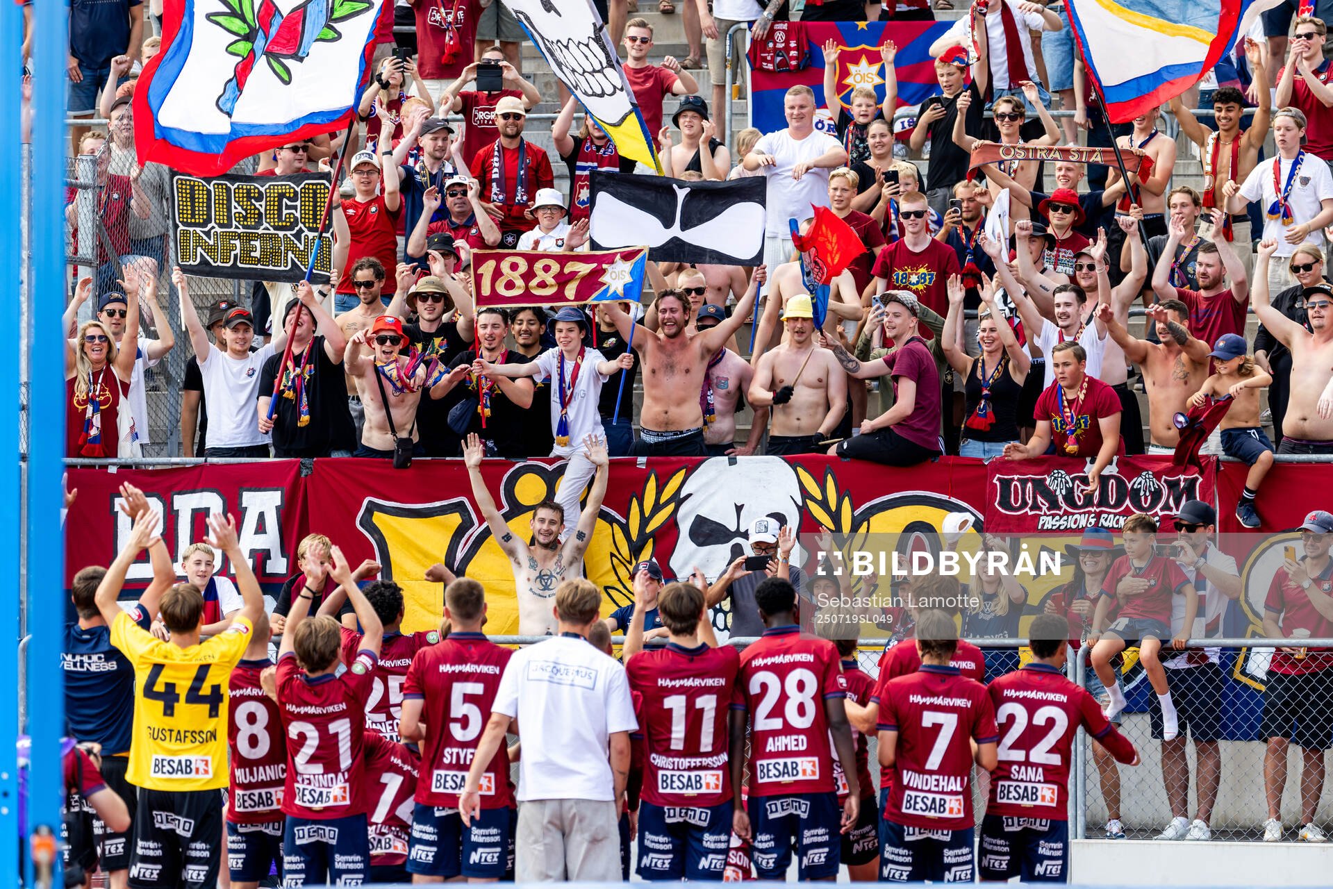 Örgrytes spelare jublar med fansen