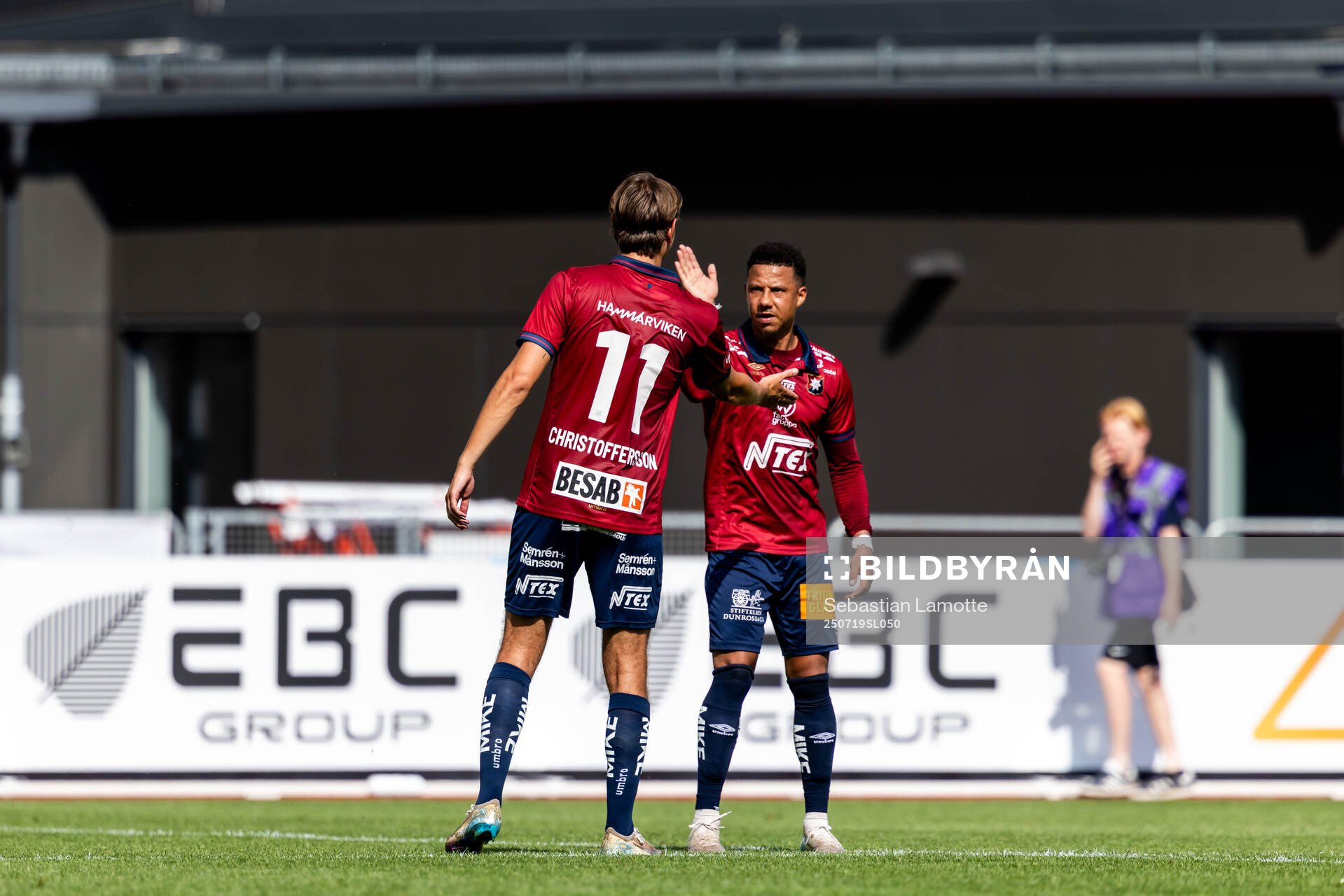 Örgrytes Noah Christoffersson har gjort 0-1 och jublar