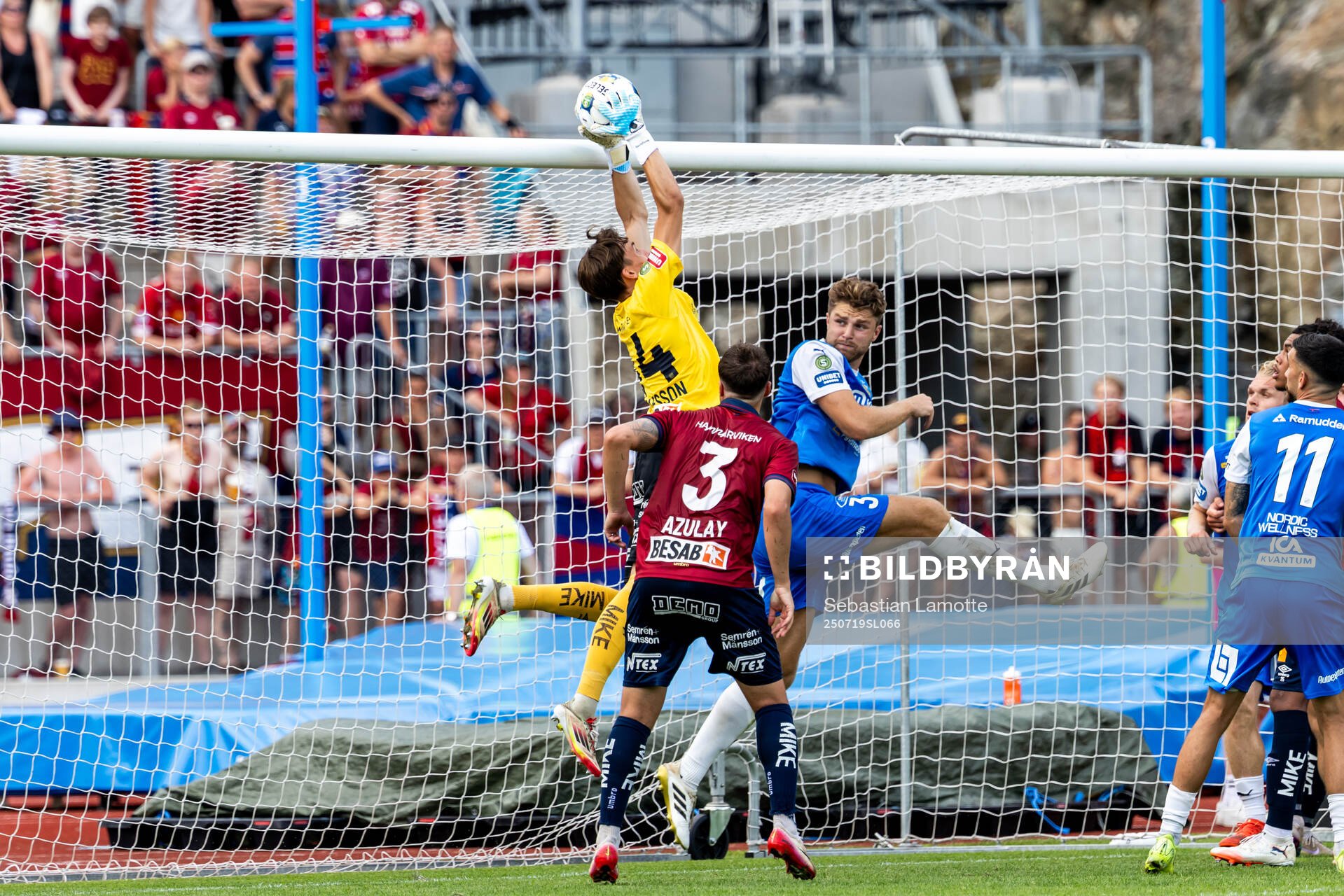 Örgrytes målvakt Hampus Gustafsson räddar en hörna