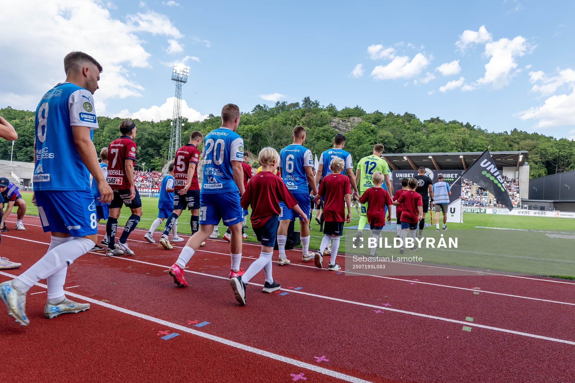 Oddevold och Örgrytes spelare marscherar in