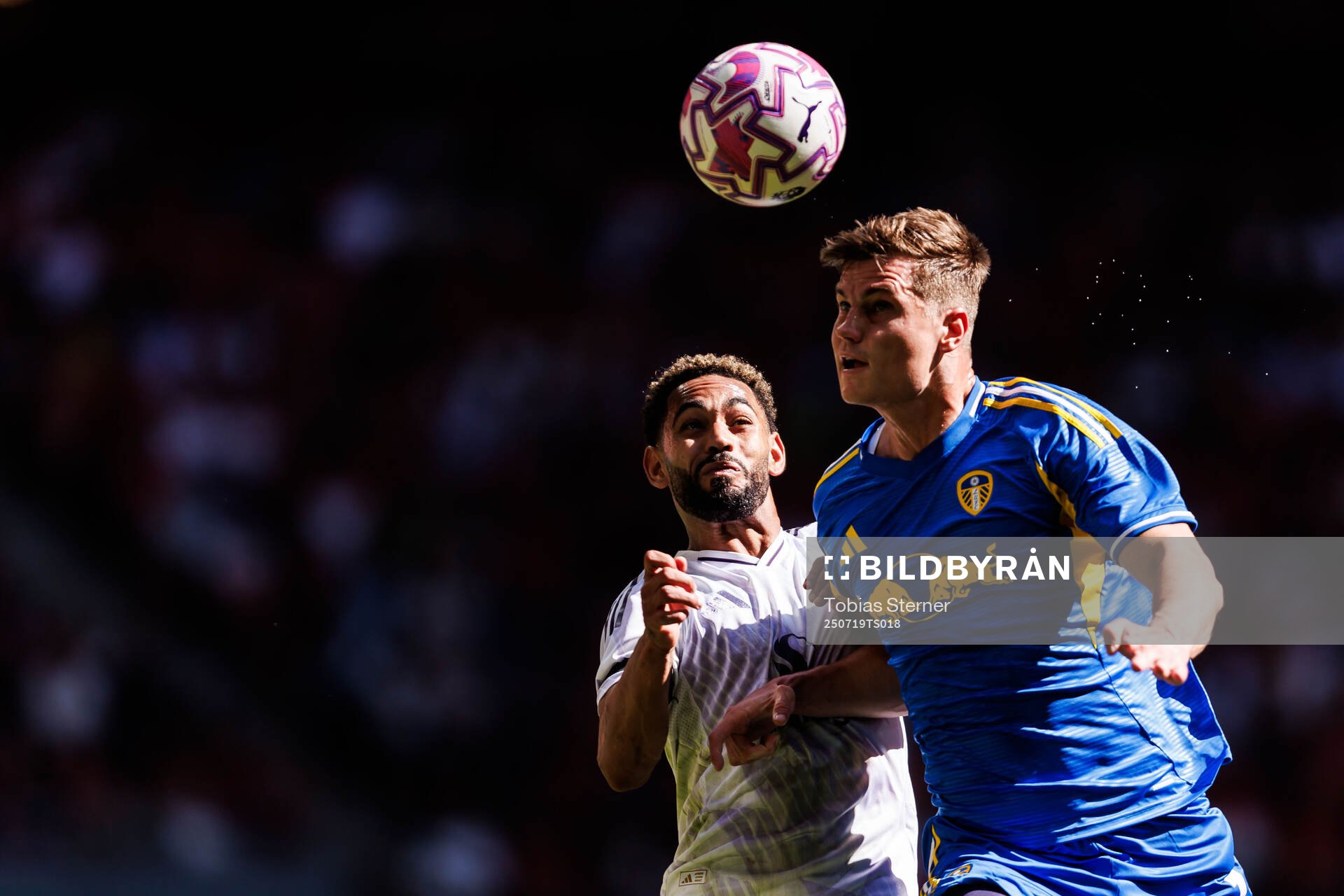 Matheus Cunha of Manchester United and Jaka Bijol of Leeds