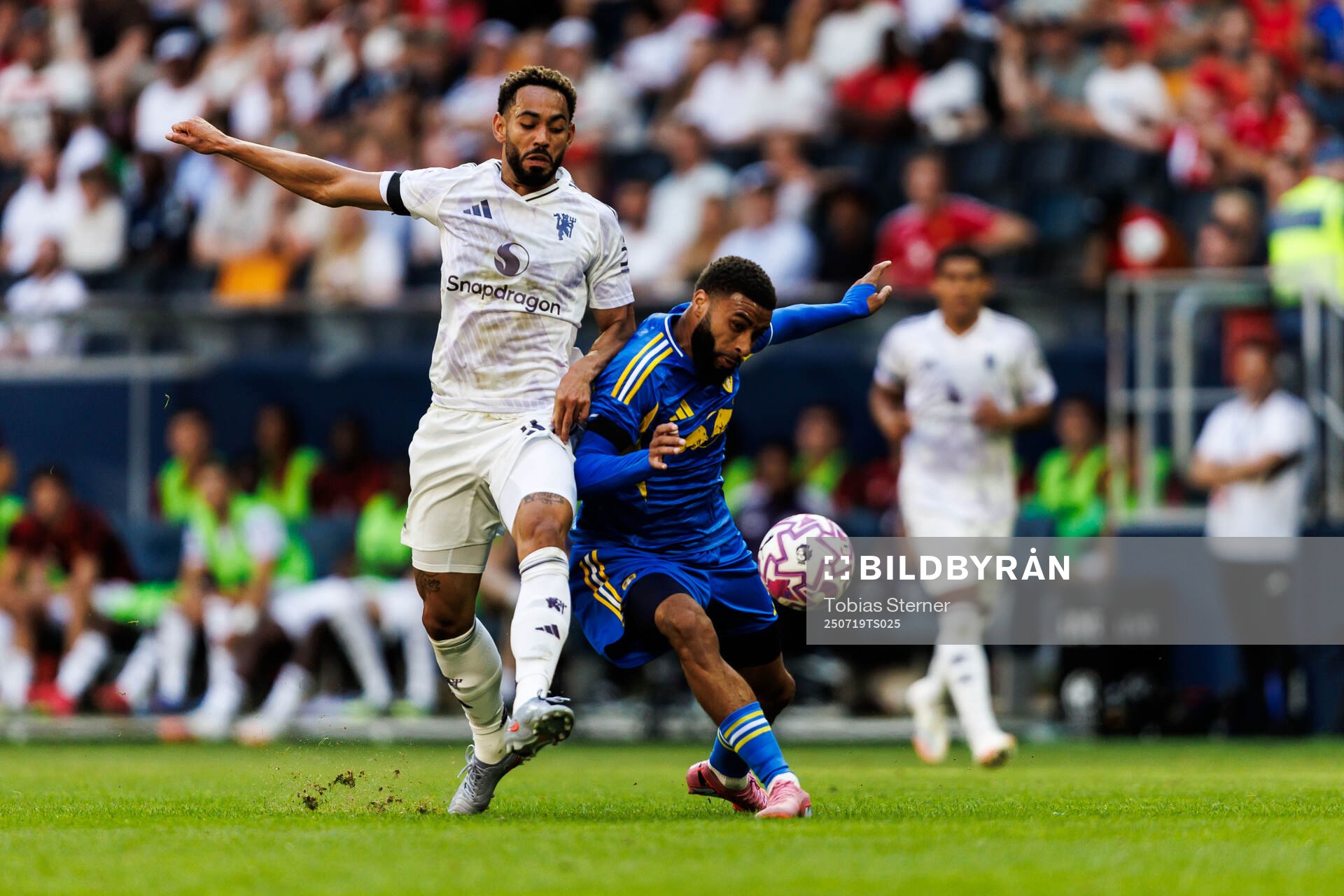 Matheus Cunha of Manchester United and Jayden Bogle of