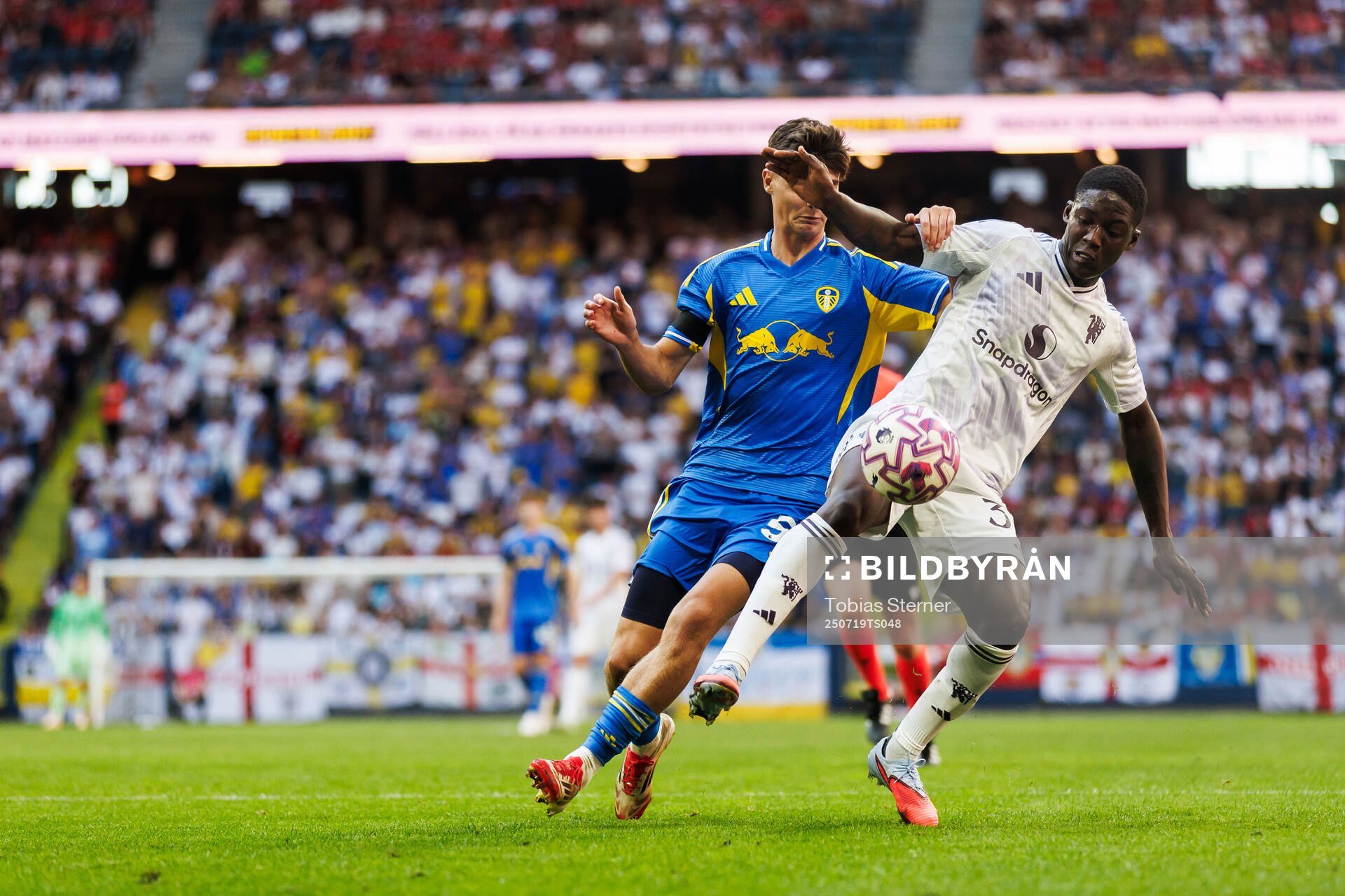 Charlie Crew of Leeds United and Kobbie Mainoo of