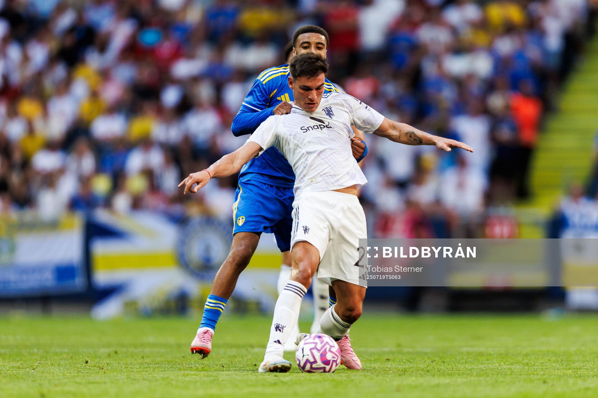Jayden Bogle of Leeds United and Manuel Ugarte of