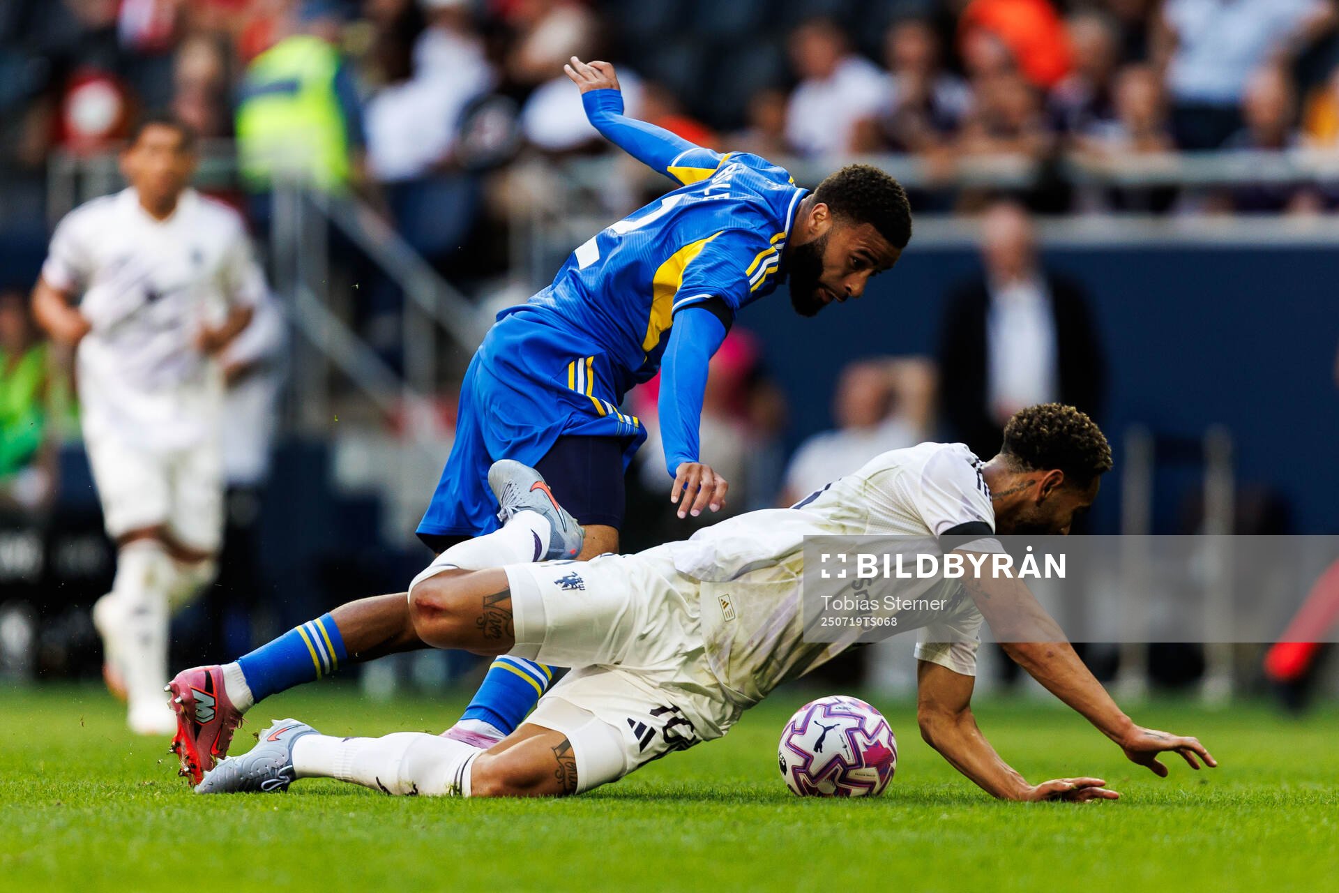 Jayden Bogle of Leeds United and Matheus Cunha of