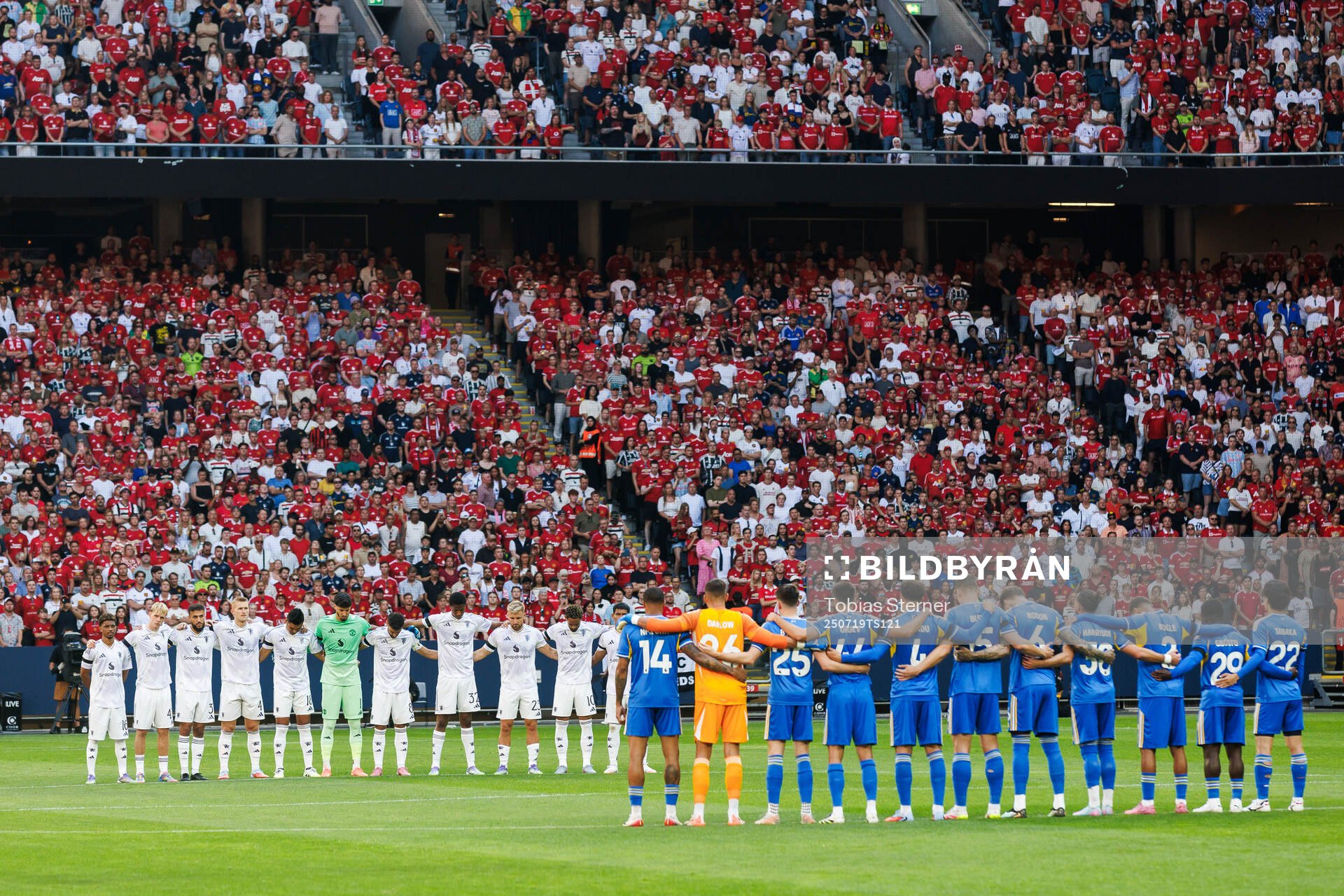 Players of Manchester United and Leeds in minute of silence