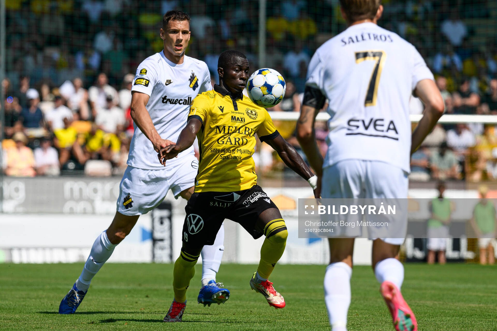AIKs Filip Benkovic och Mjällbys Abdoulie Manneh