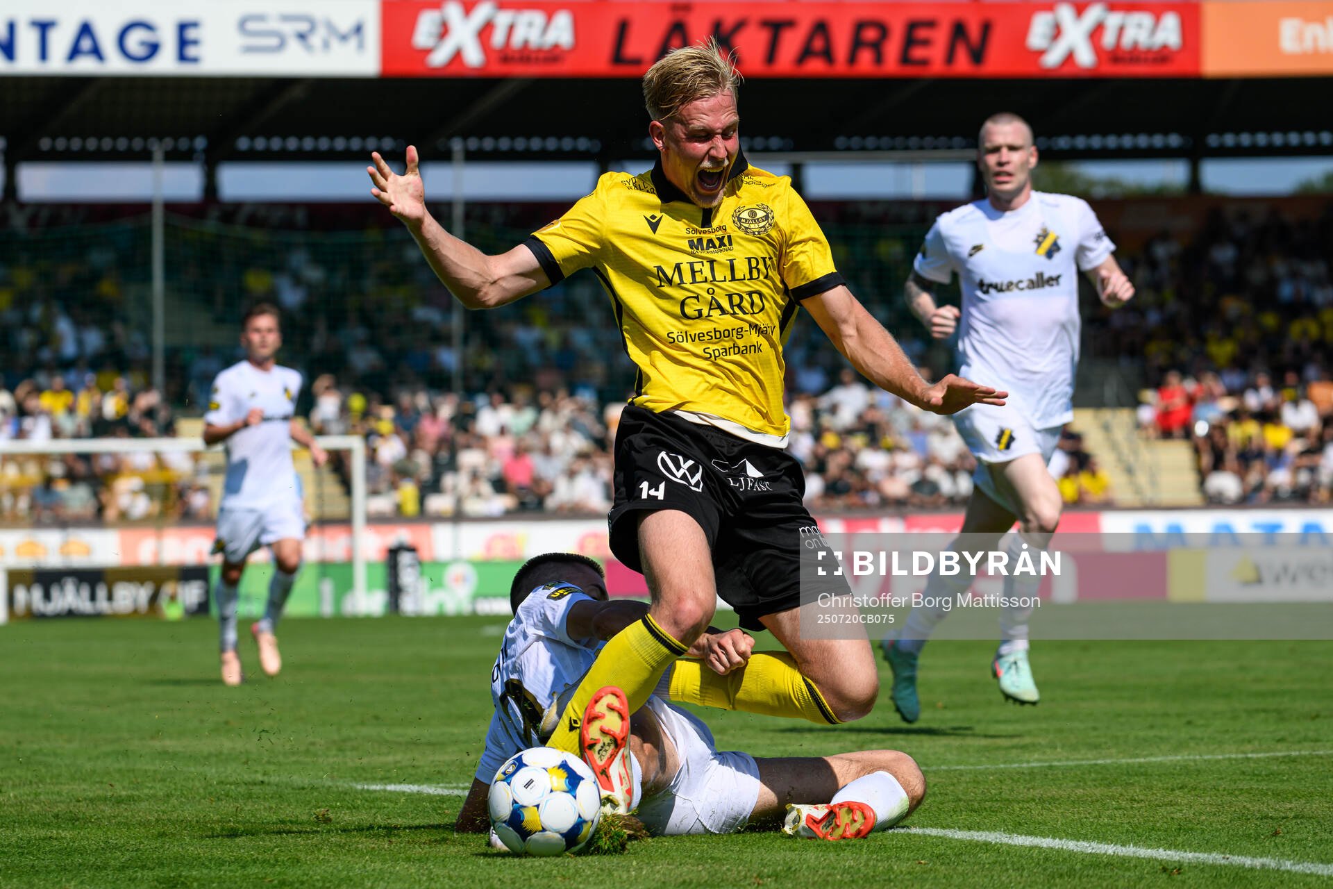 AIKs Dino Besirovic och Mjällbys Herman Johansson