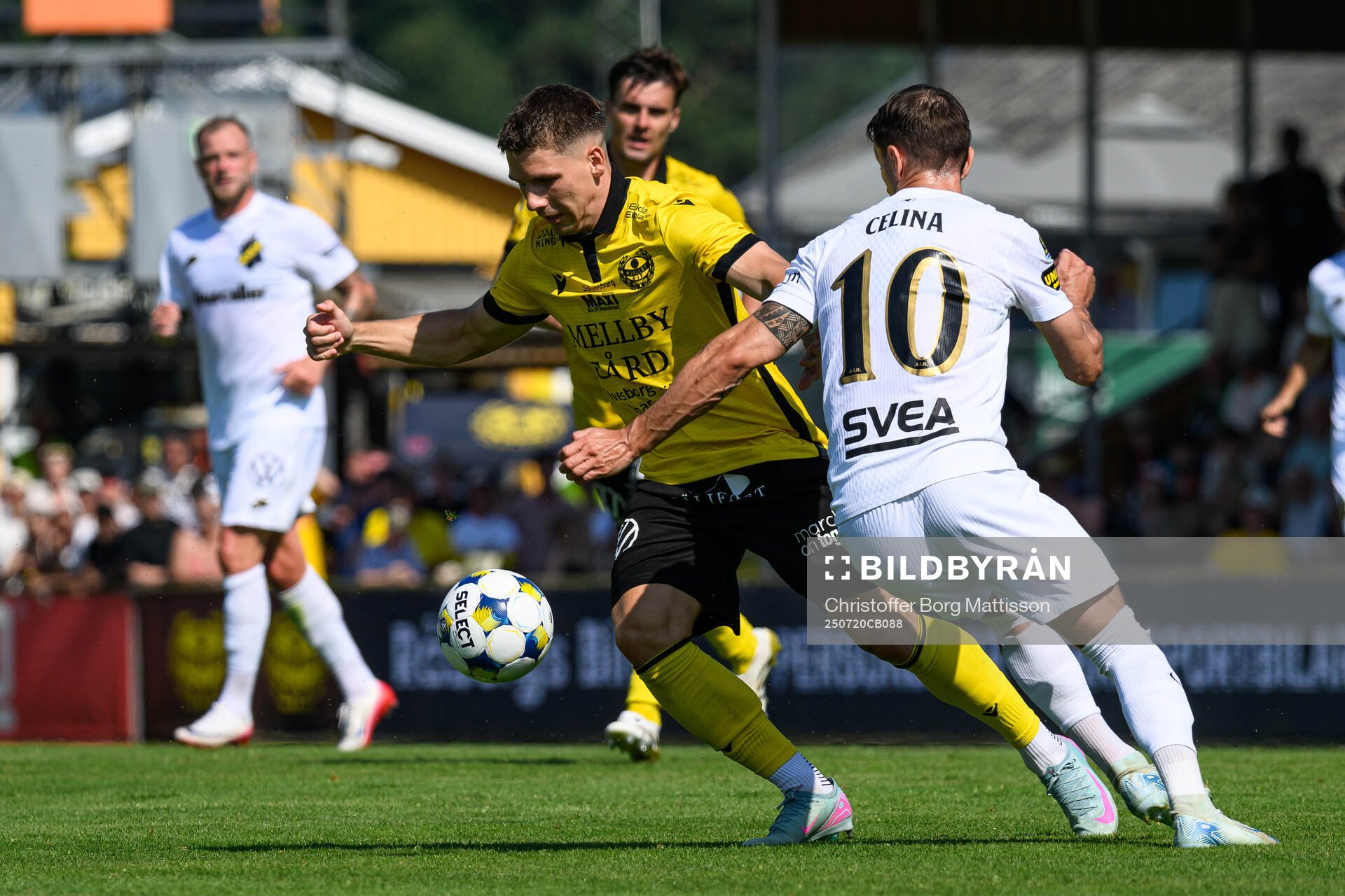 Mjällbys Timo Stavitski och AIKs Bersant Celina