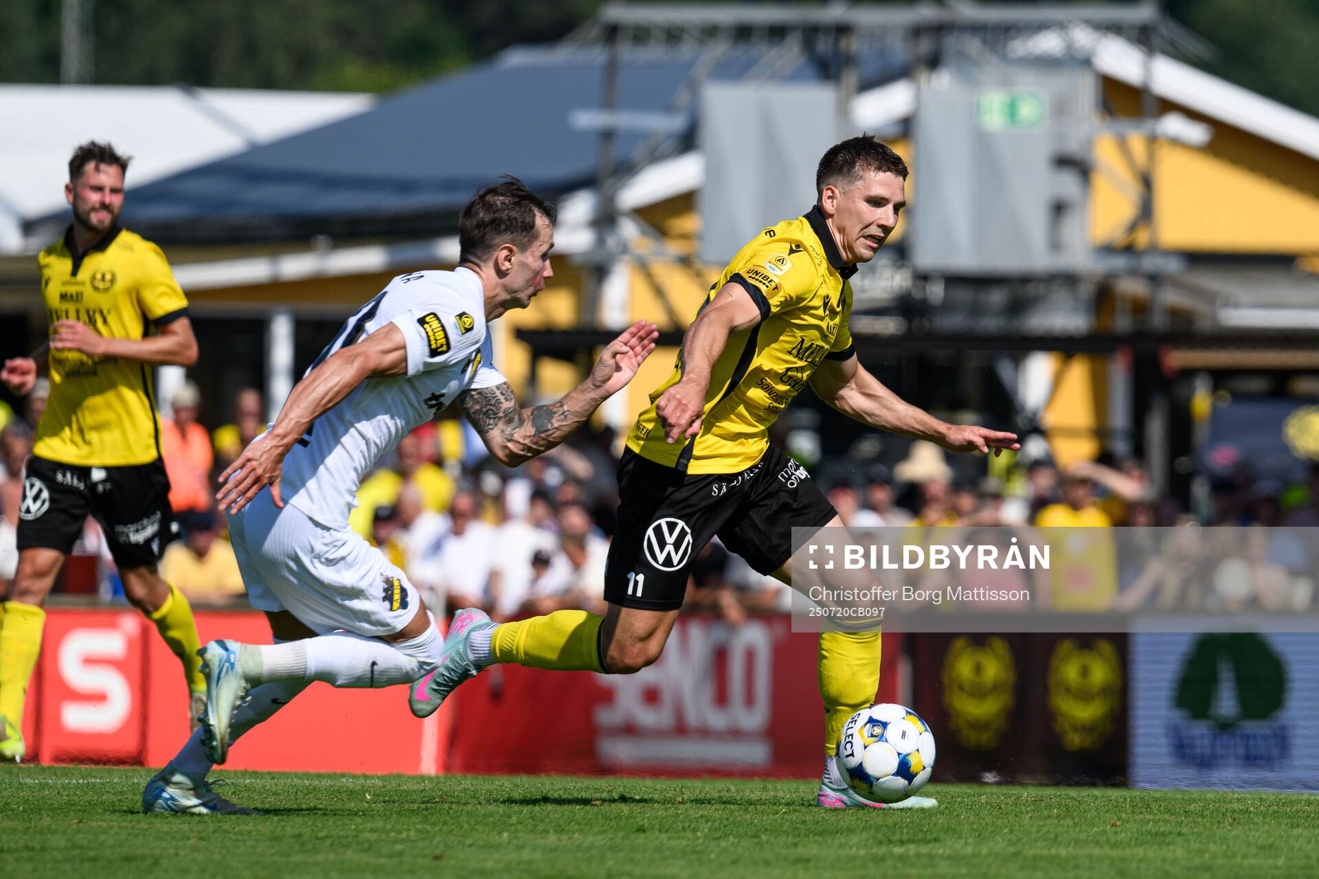 AIKs Bersant Celina och Mjällbys Timo Stavitski