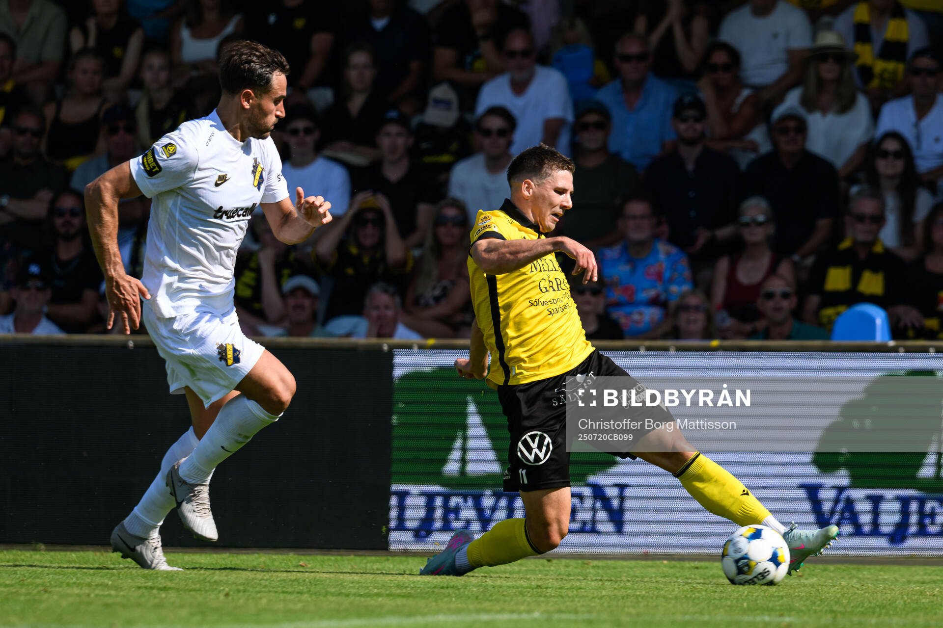 AIKs Sotirios Papagiannopoulos och Mjällbys Timo Stavitski