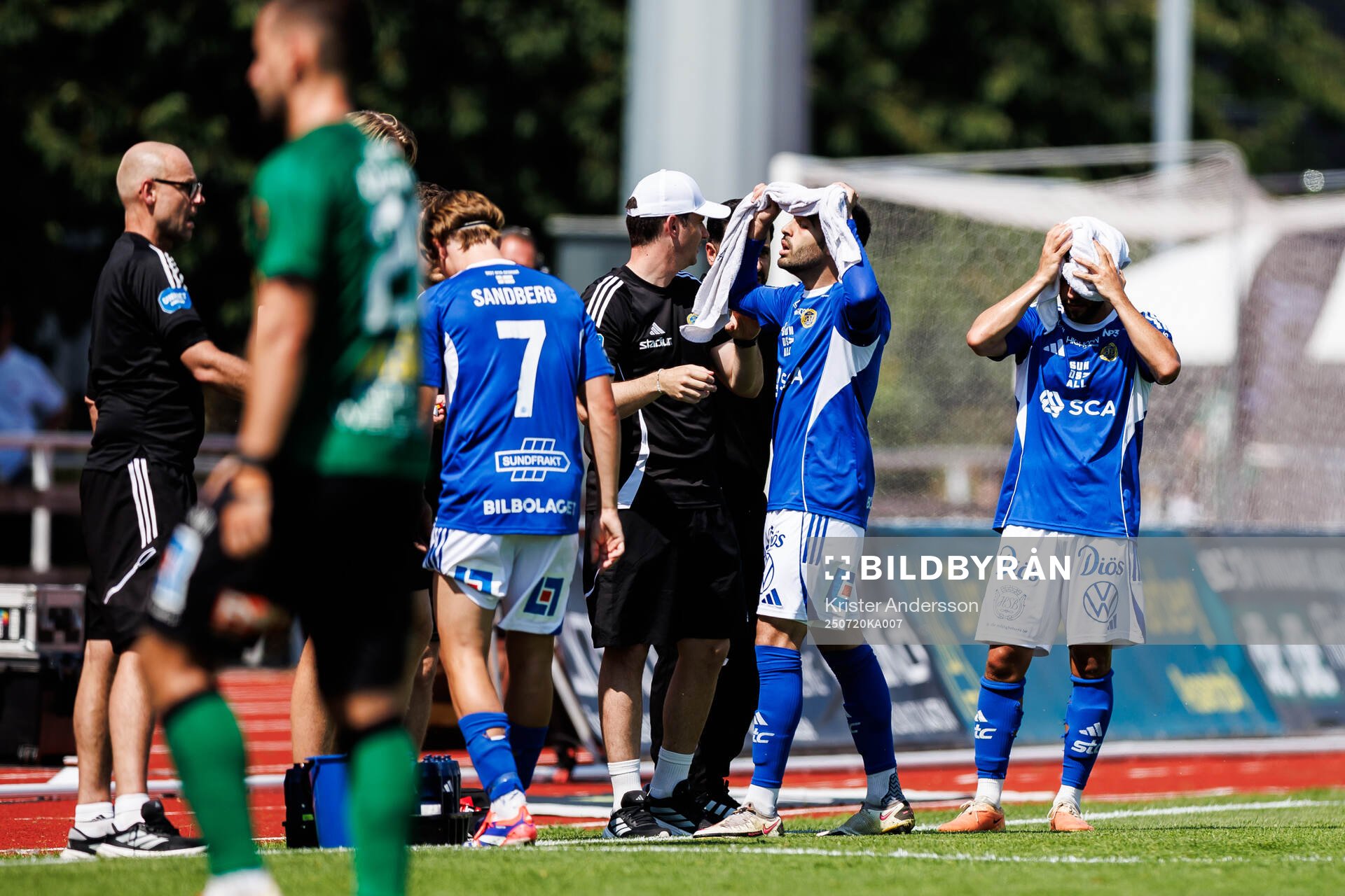 GIF Sundsvalls spelare vid ett spelavbrott på grund av