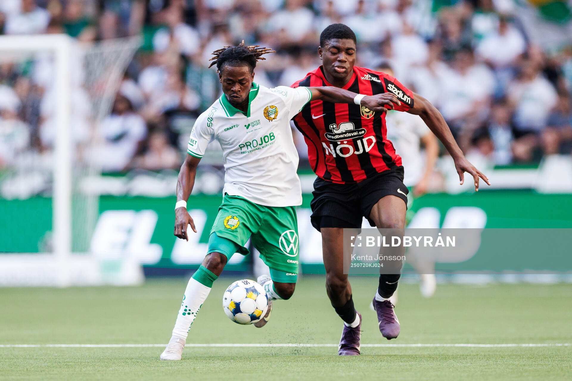 Hammarbys Frank Junior Adjei och Brommapojkarnas Ezekiel
