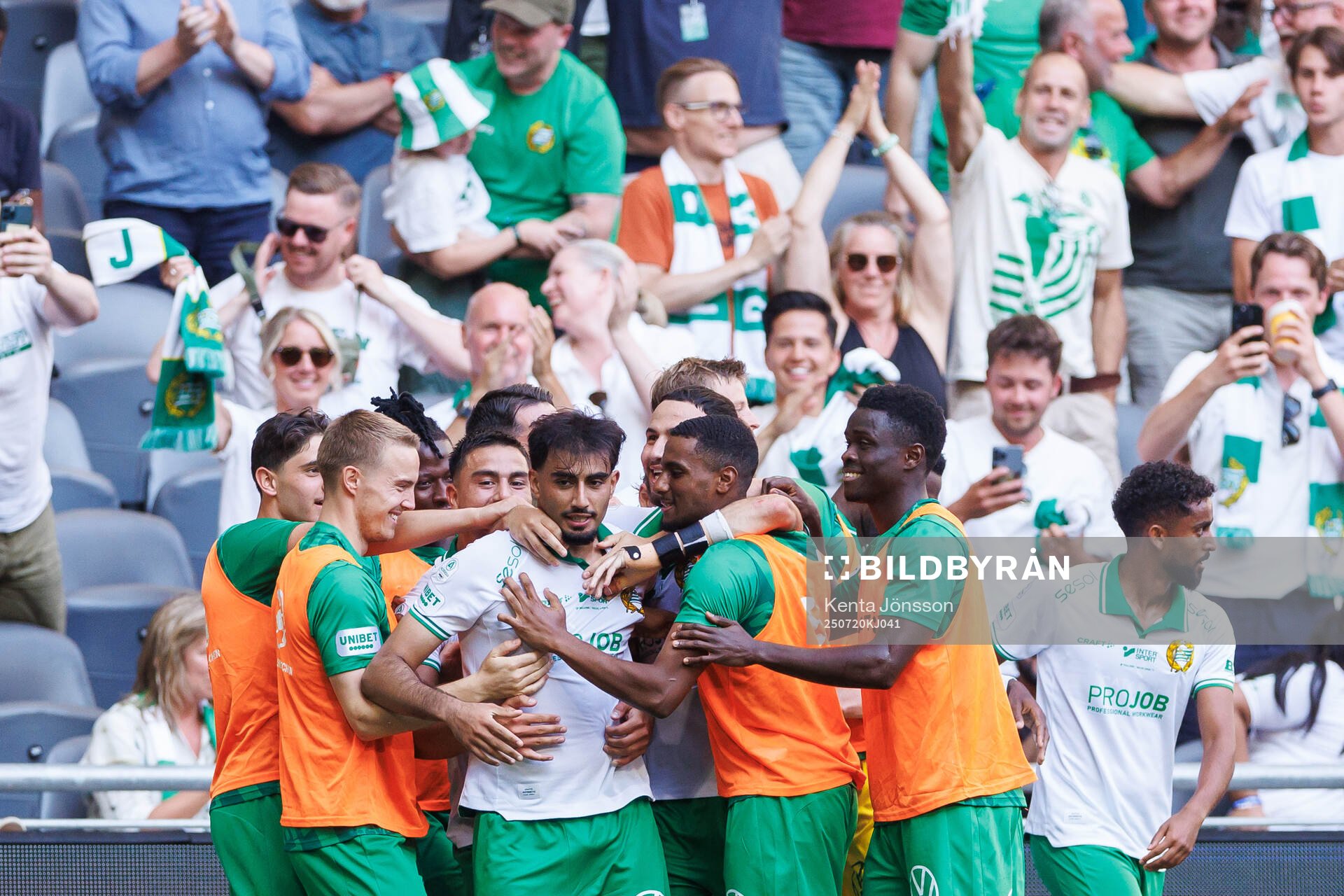Hammarbys Montader Madjed jublar med lagkamrater