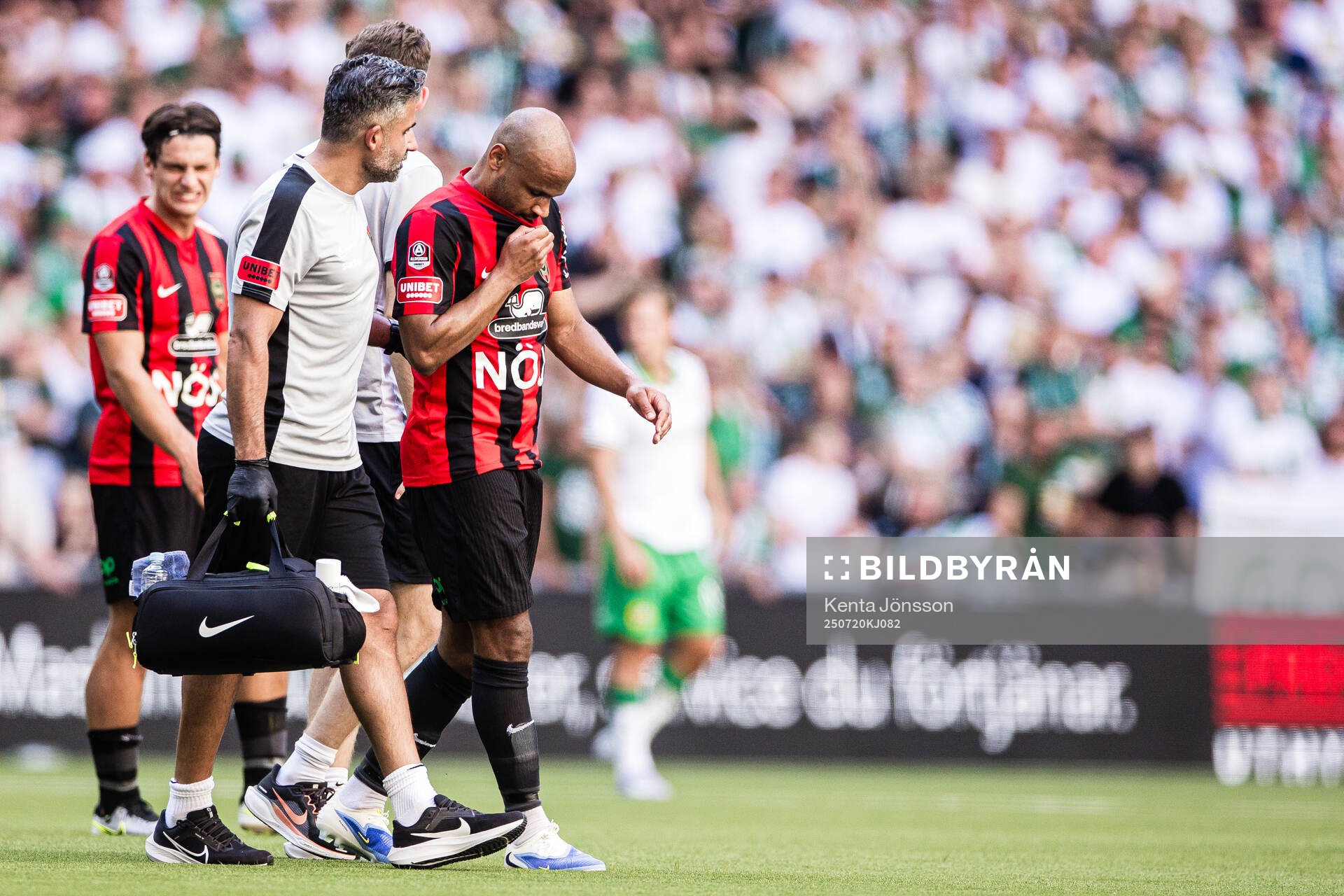 Brommapojkarnas Serge-Junior Martinsson Ngouali lämnar