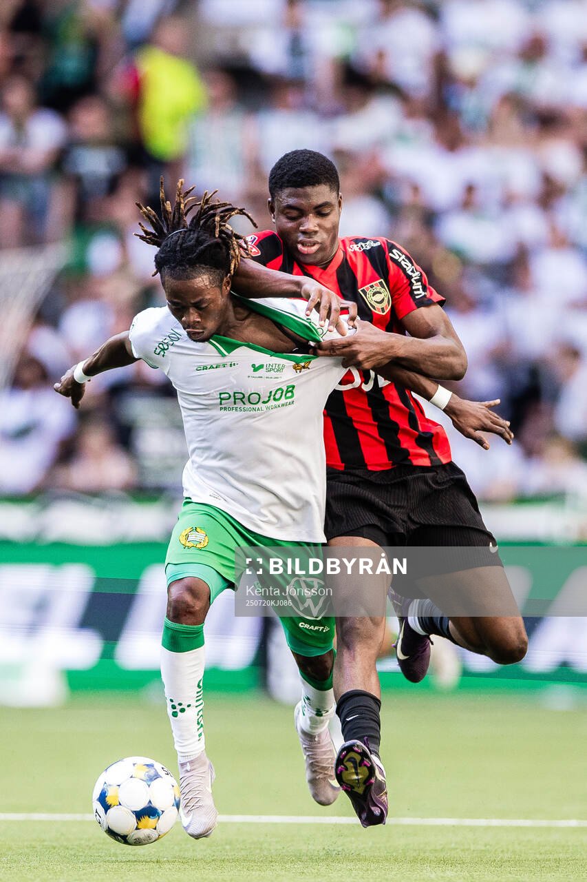 Hammarbys Frank Junior Adjei och Brommapojkarnas Ezekiel