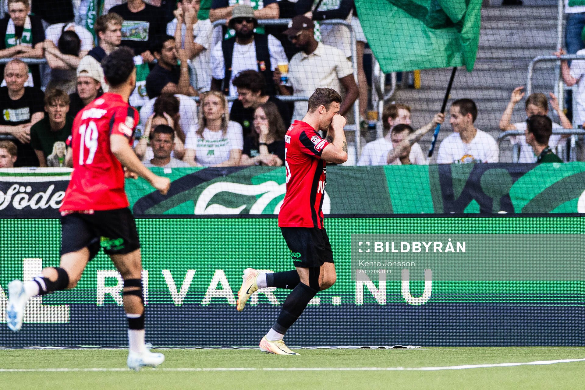 Brommapojkarnas Adam Skanning Jakobsen jublar med en
