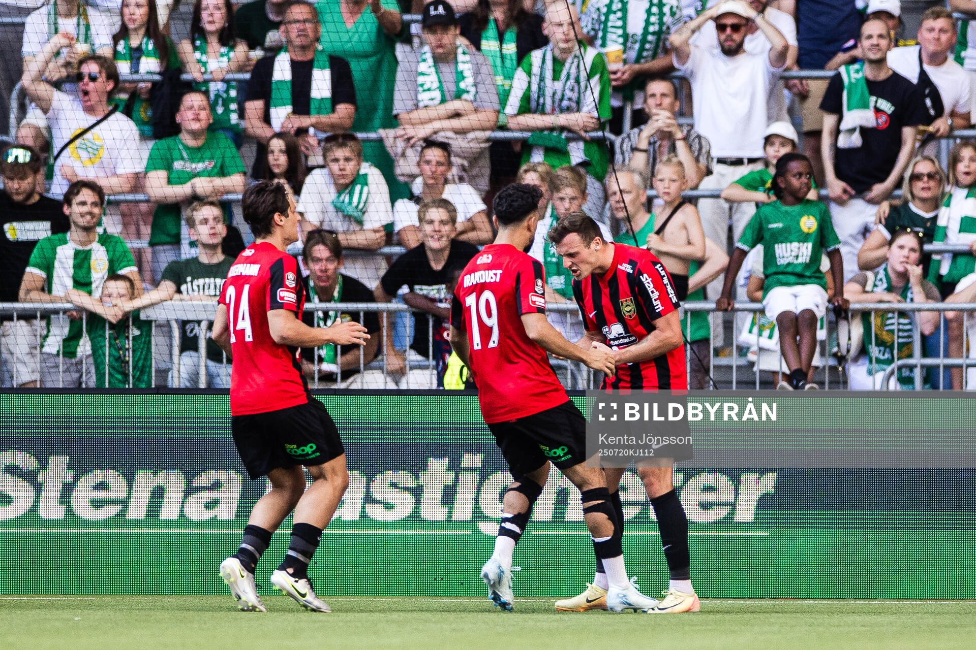 Brommapojkarnas Adam Skanning Jakobsen jublar