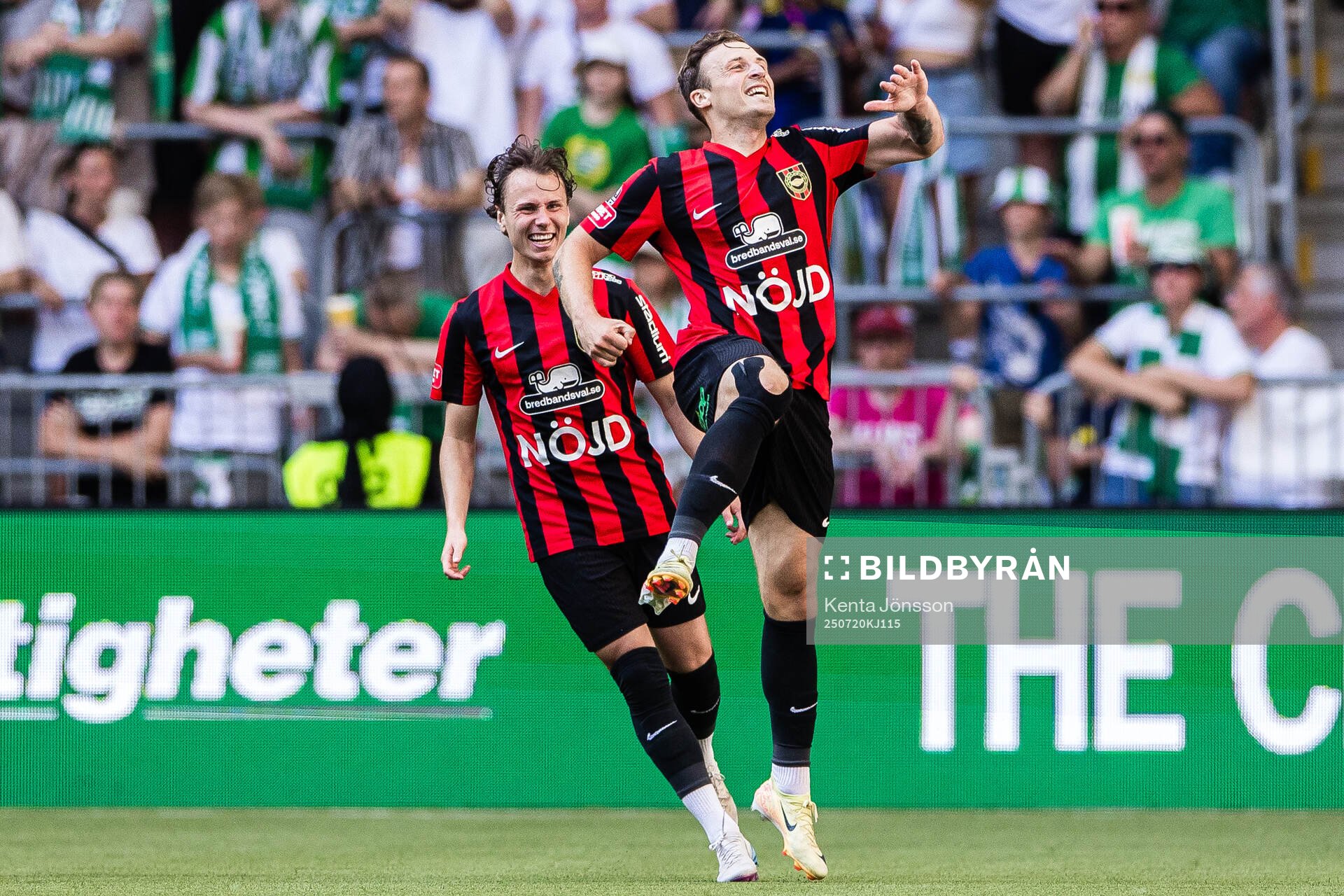 Brommapojkarnas Adam Skanning Jakobsen jublar med Alex