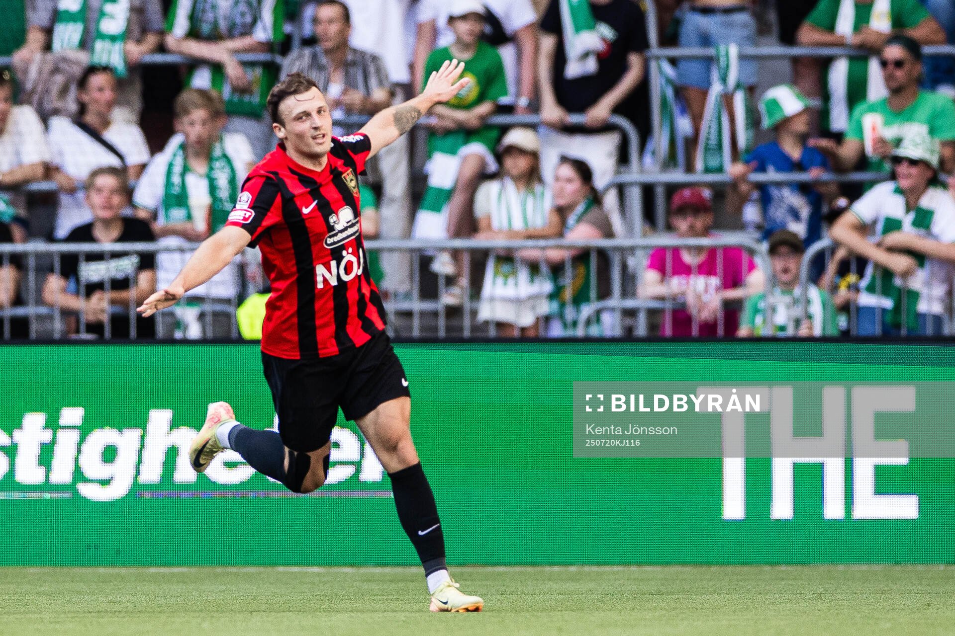 Brommapojkarnas Adam Skanning Jakobsen jublar