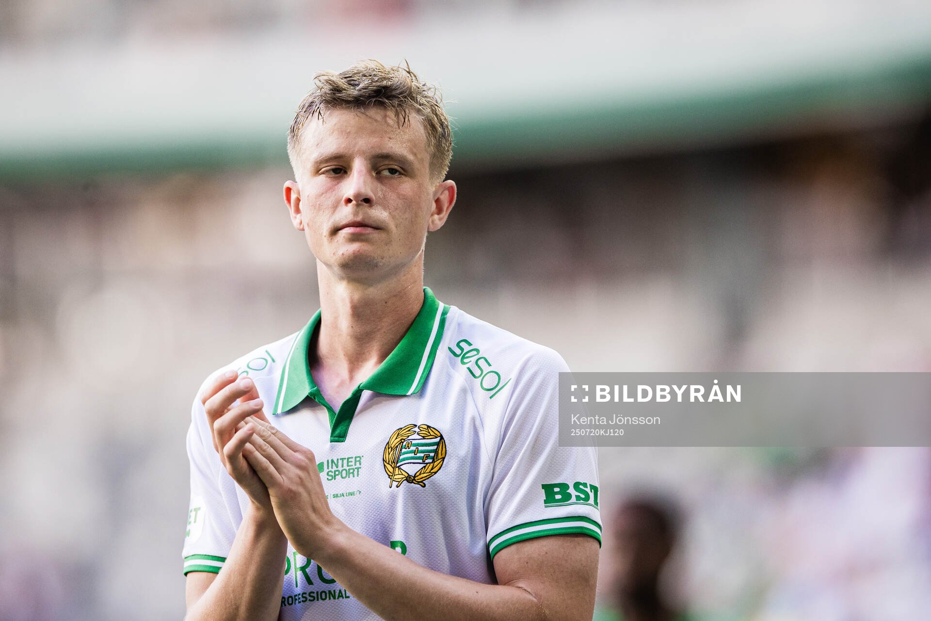 Hammarbys Frederik Winther applåderar publiken