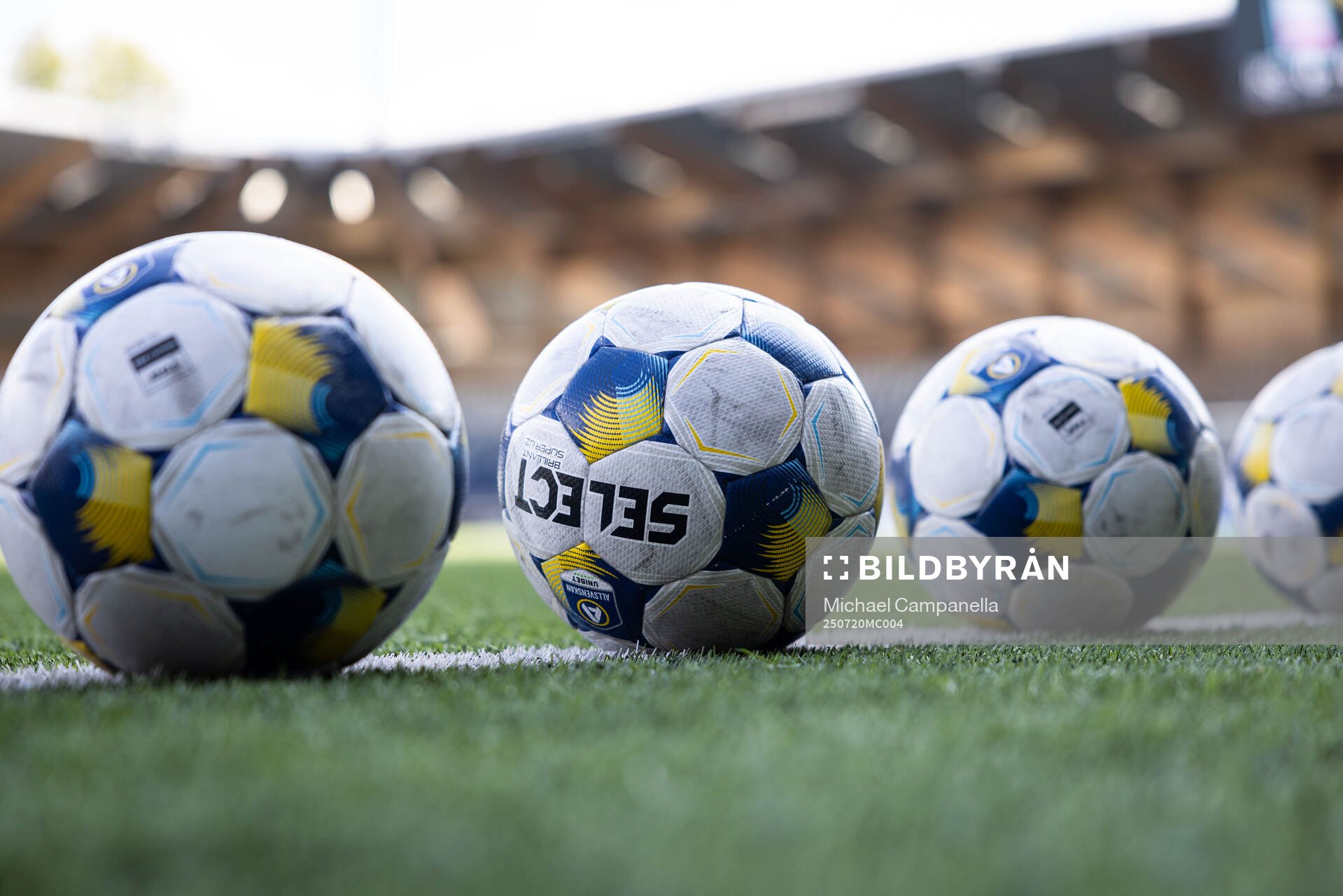 Fotbollar i rad innan fotbollsmatchen i Allsvenskan mellan