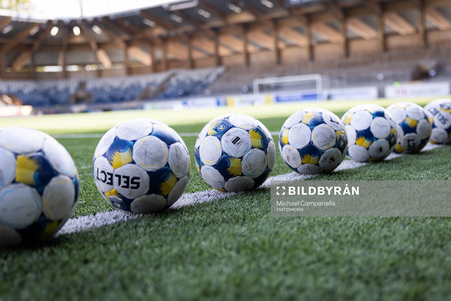 Fotbollar i rad innan fotbollsmatchen i Allsvenskan mellan