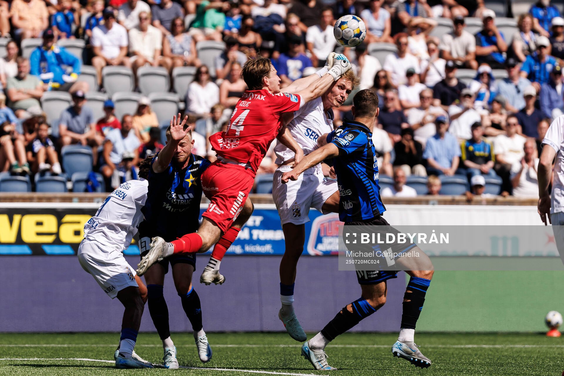 Sirius målvakt David Celic och IFK Göteborgs Max Fenger