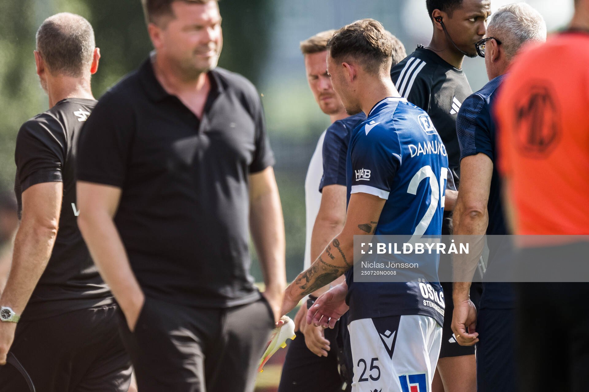 Halmstads Aleksander Damnjanovic Nilsson lämnar planen med