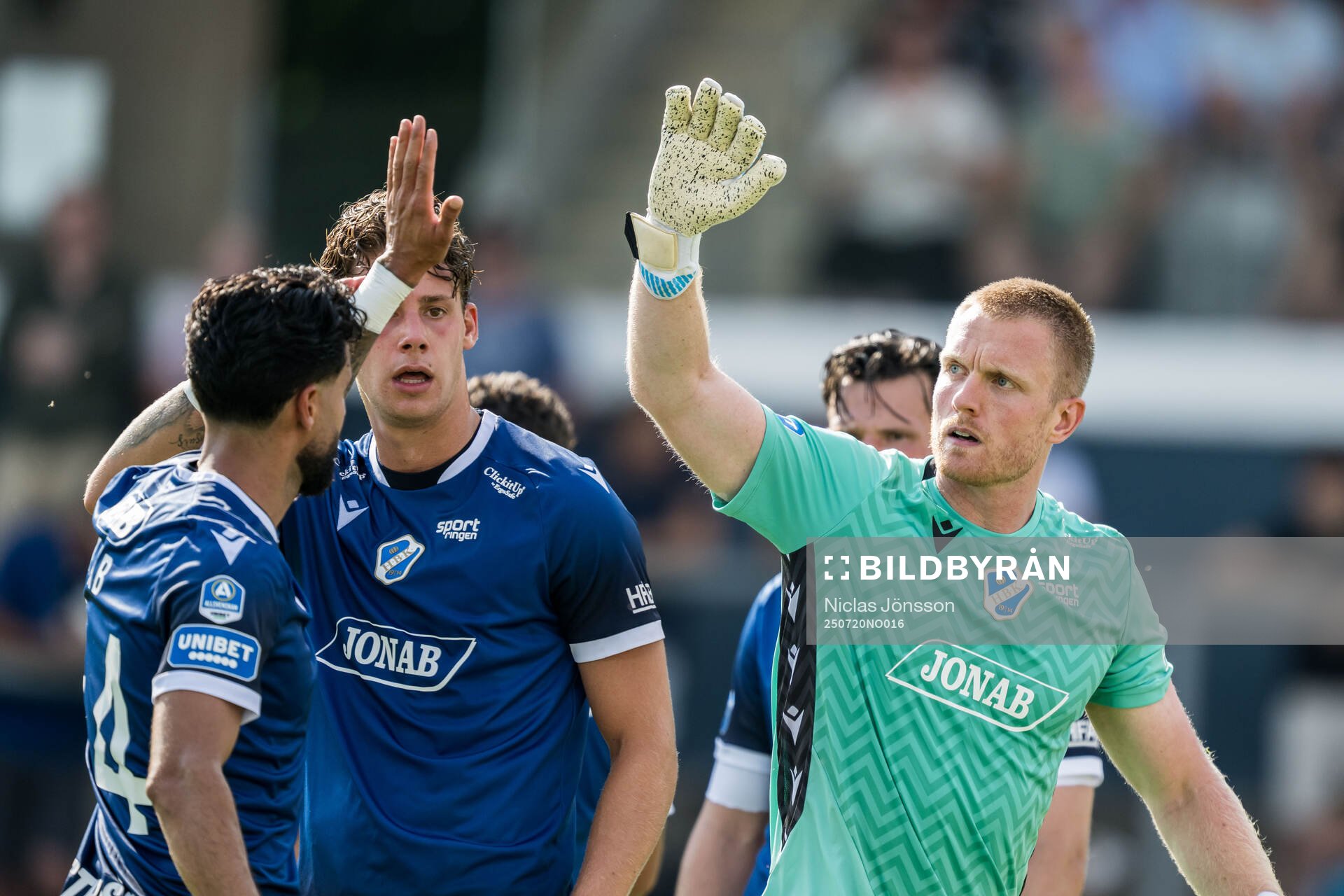 Halmstads målvakt Tim Erlandsson jublar
