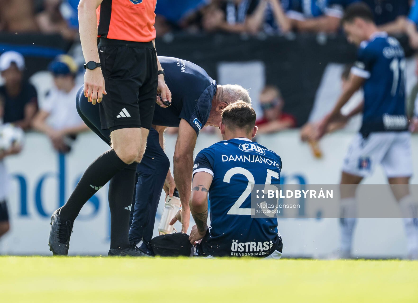 Halmstads Aleksander Damnjanovic Nilsson får vård av