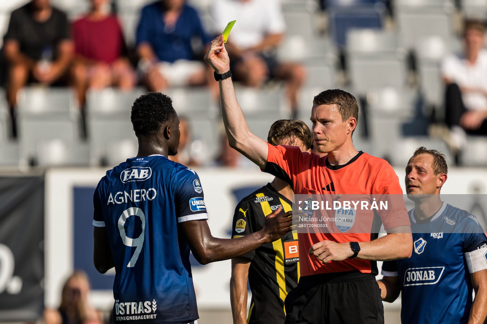 Halmstads Yannick Agnero blir varnad av Domare Oscar Johnson
