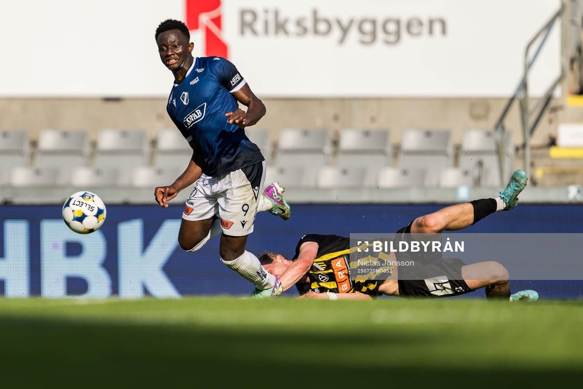 Halmstads Yannick Agnero och Häckens Olle Samuelsson