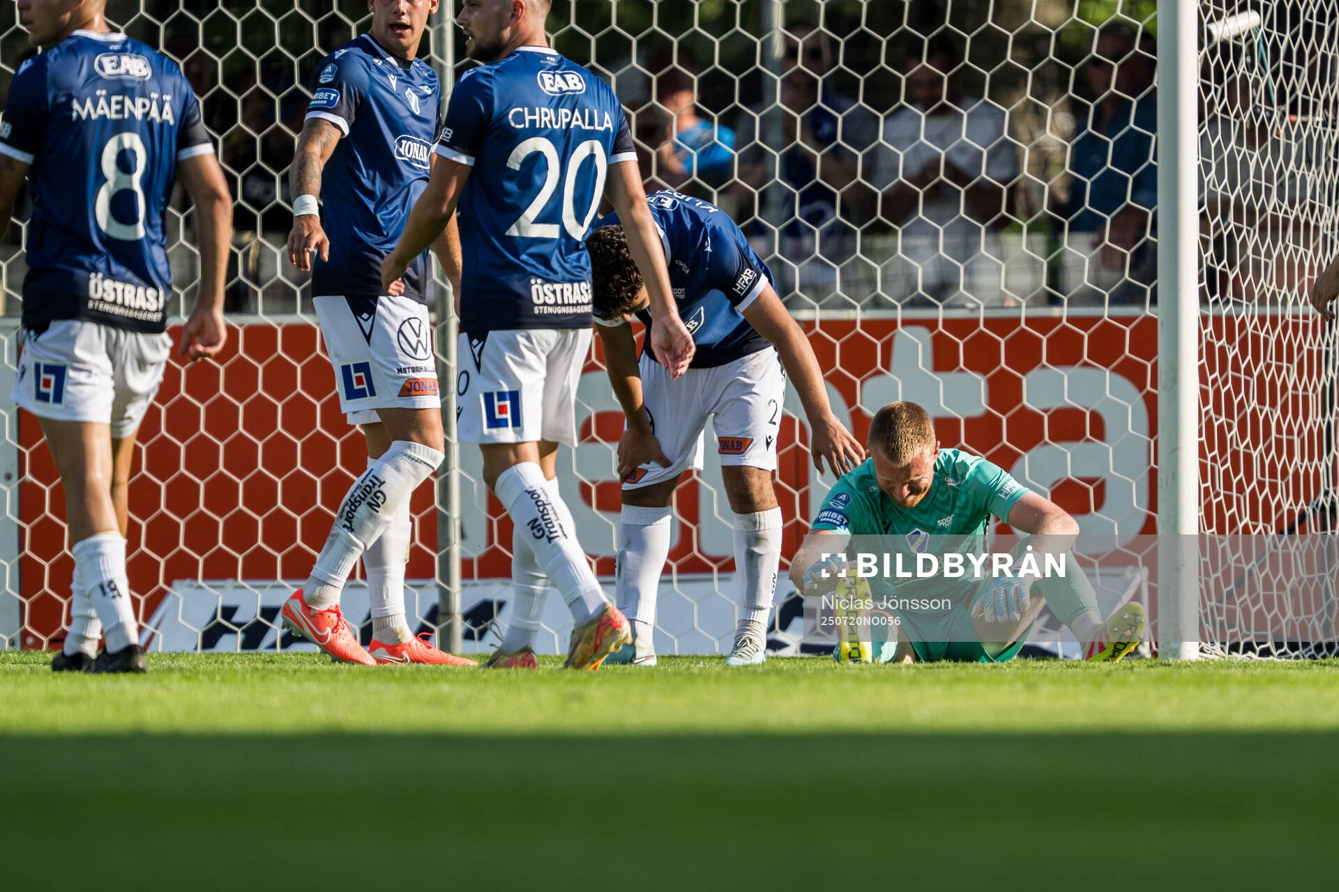 Halmstads målvakt Tim Erlandsson deppar