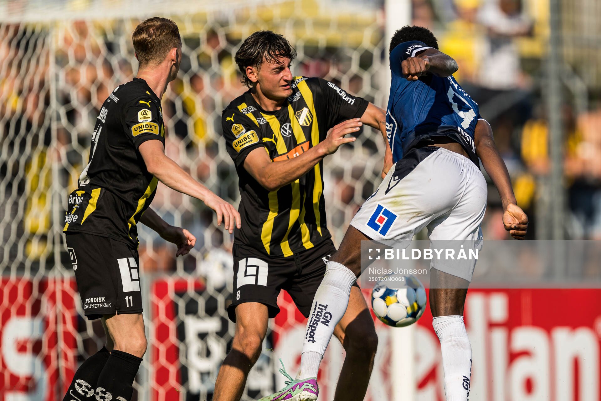 Häckens Silas Andersen och Halmstads Yannick Agnero