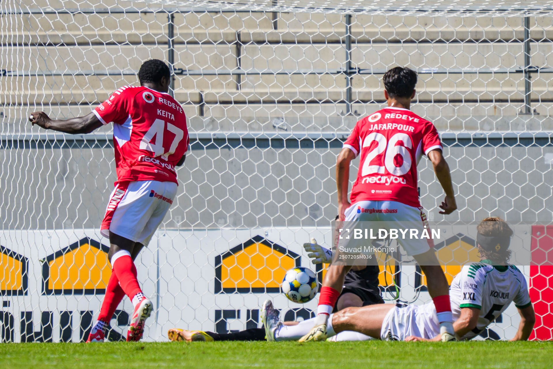 Kalmars Aboubacar Keita och Brages målvakt Viktor Frodig