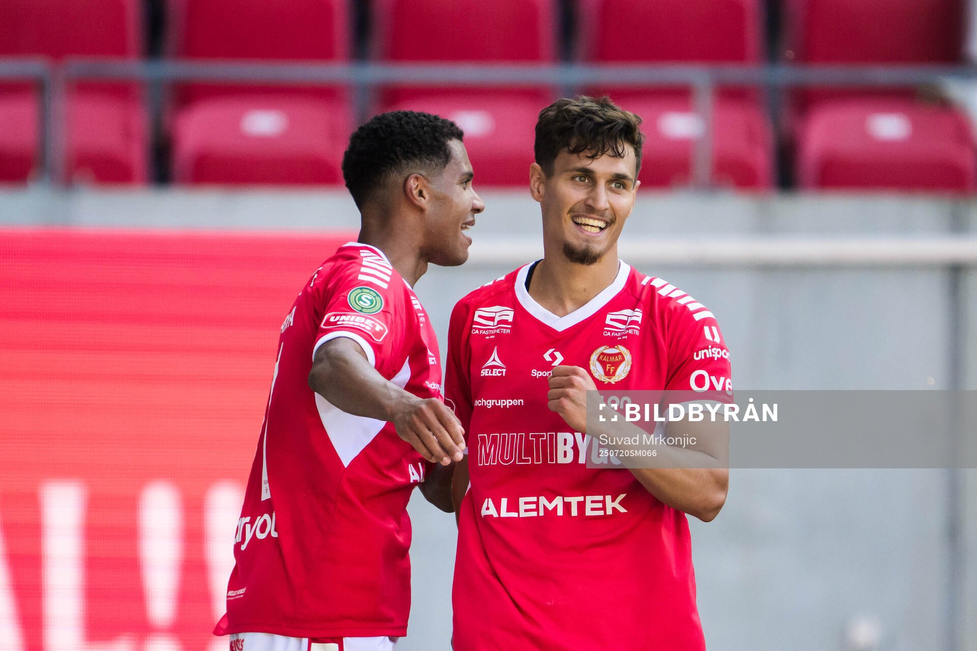 Kalmars Camil Jebara och Anthony Olusanya jublar