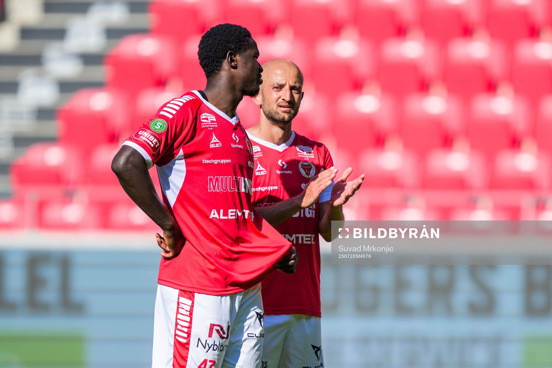 Kalmars Aboubacar Keita och Robert Gojani deppar