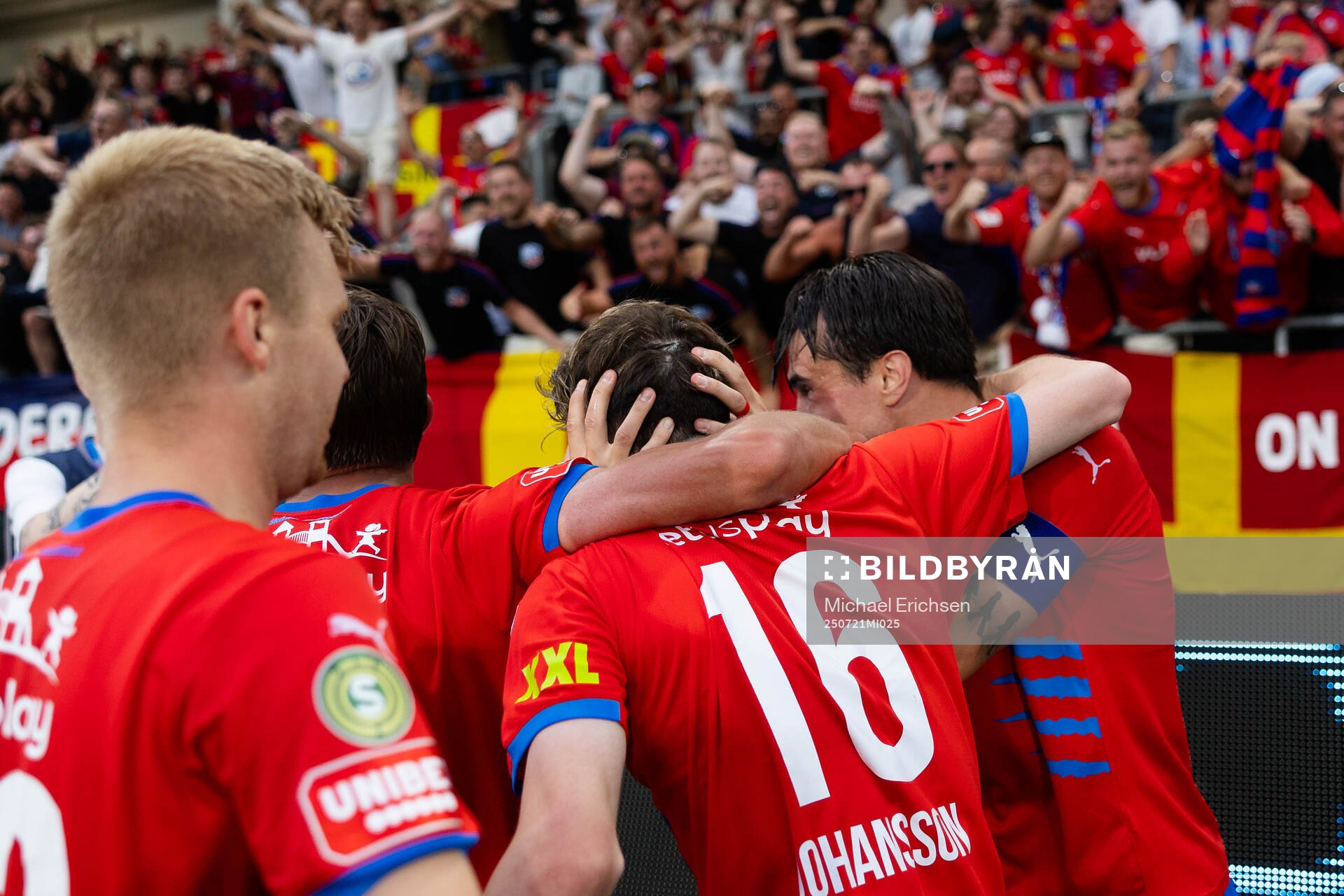 Helsingborgs Alexander Johansson jublar med lagkamrater