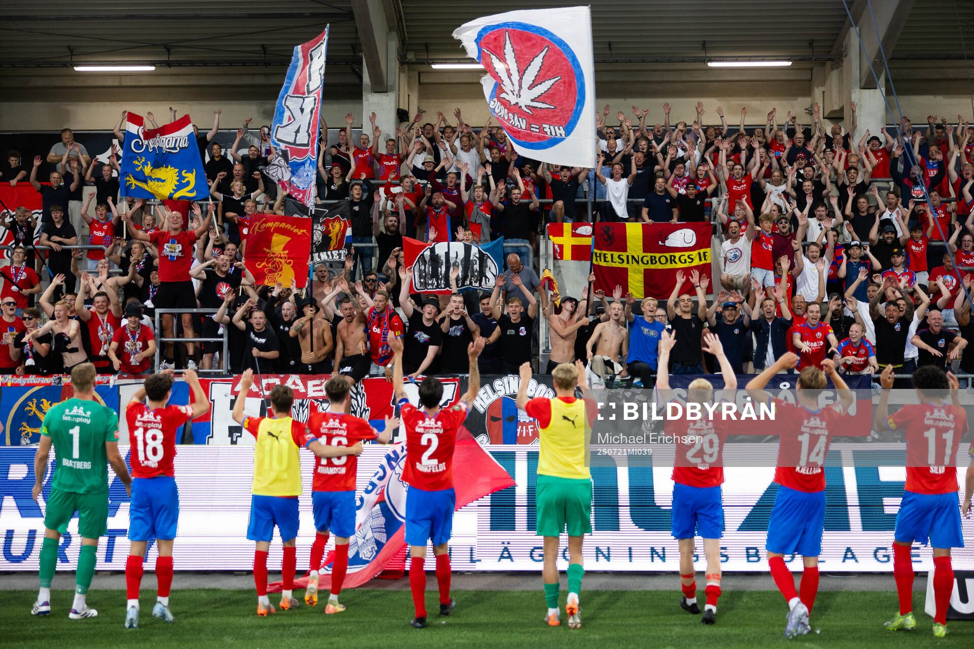 Helsingborgs spelare tackar klacken