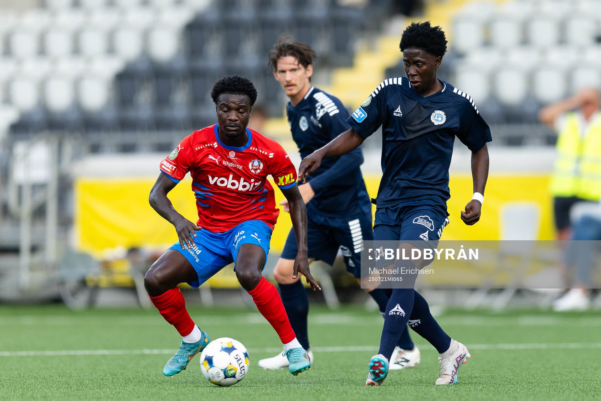 Helsingborgs Samuel Asoma och Utsiktens Abundance Salaou