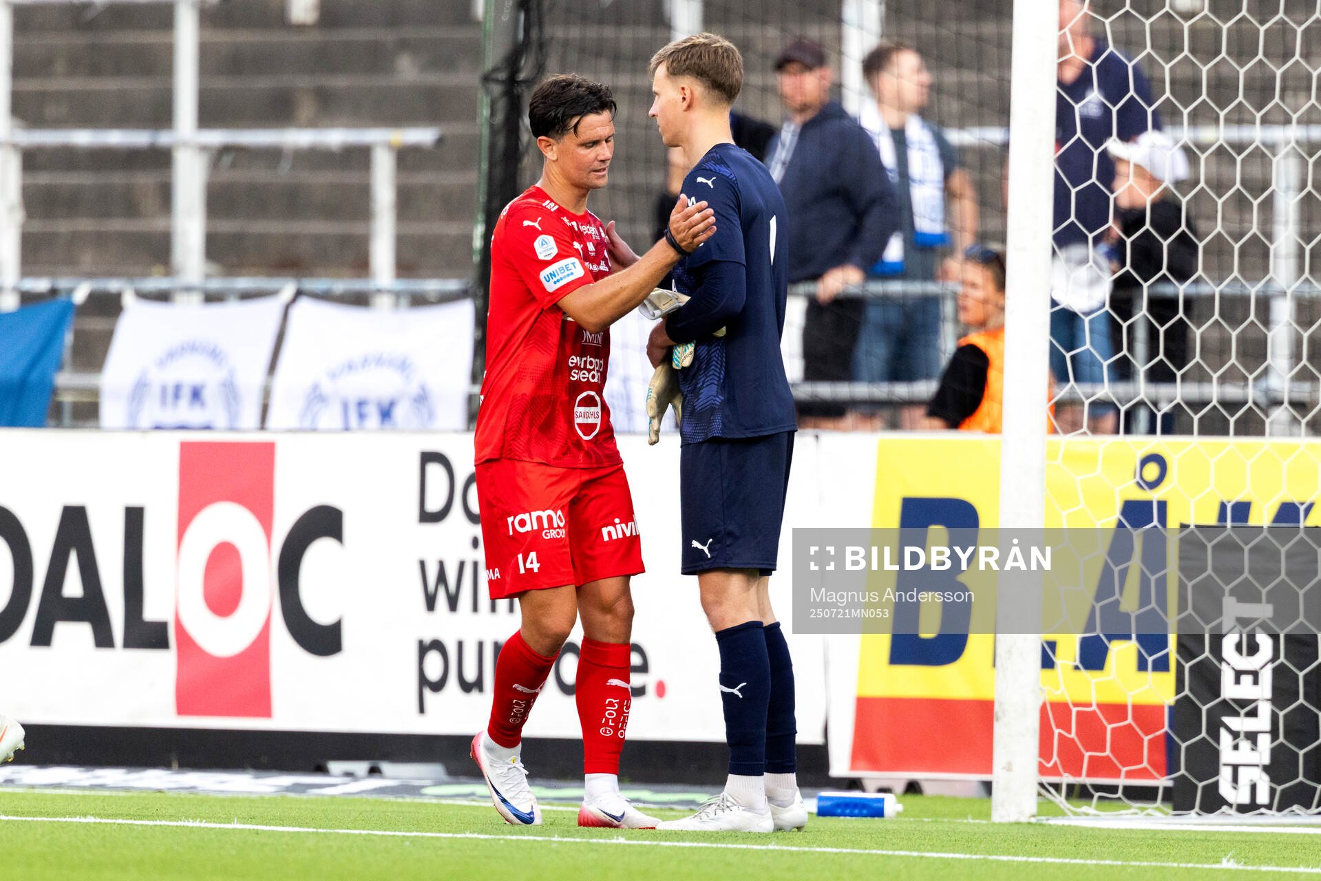 Värnamos Marcus Antonsson och målvakt Hugo Keto deppar