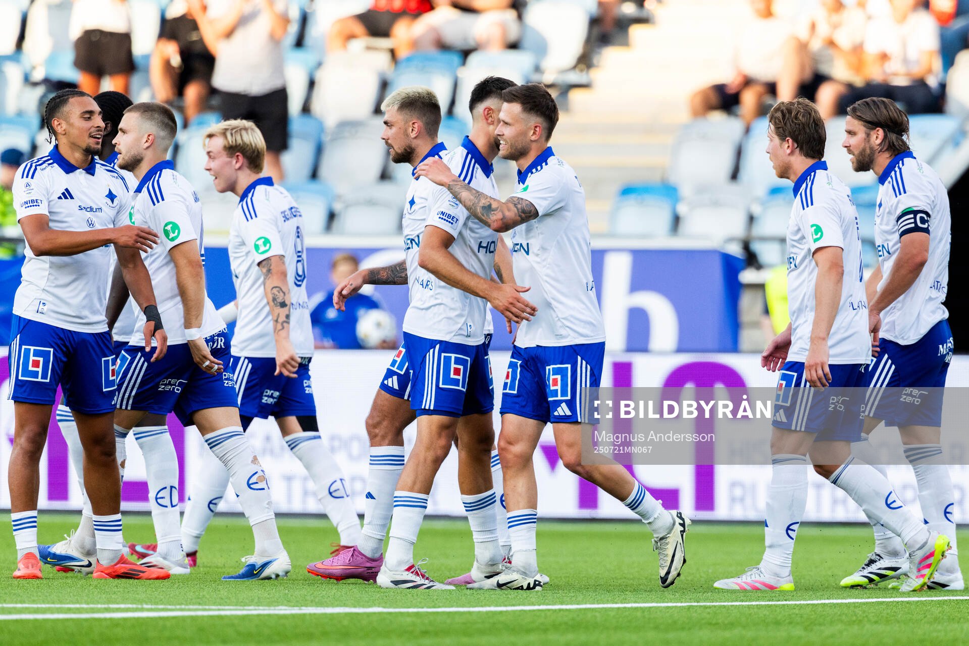 IFK Norrköpings Arnor Traustason jublar med lagkamrater
