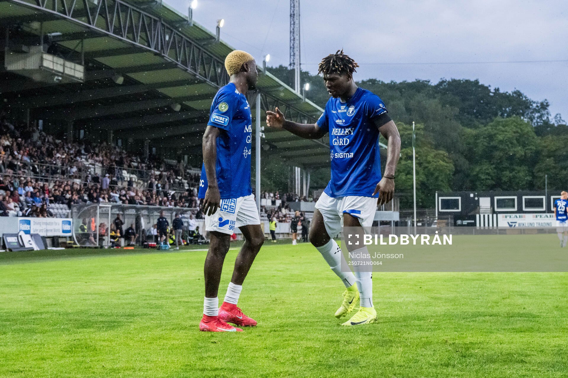 Trelleborgs Emmanuel Godwin och Abel Ogwuche jublar