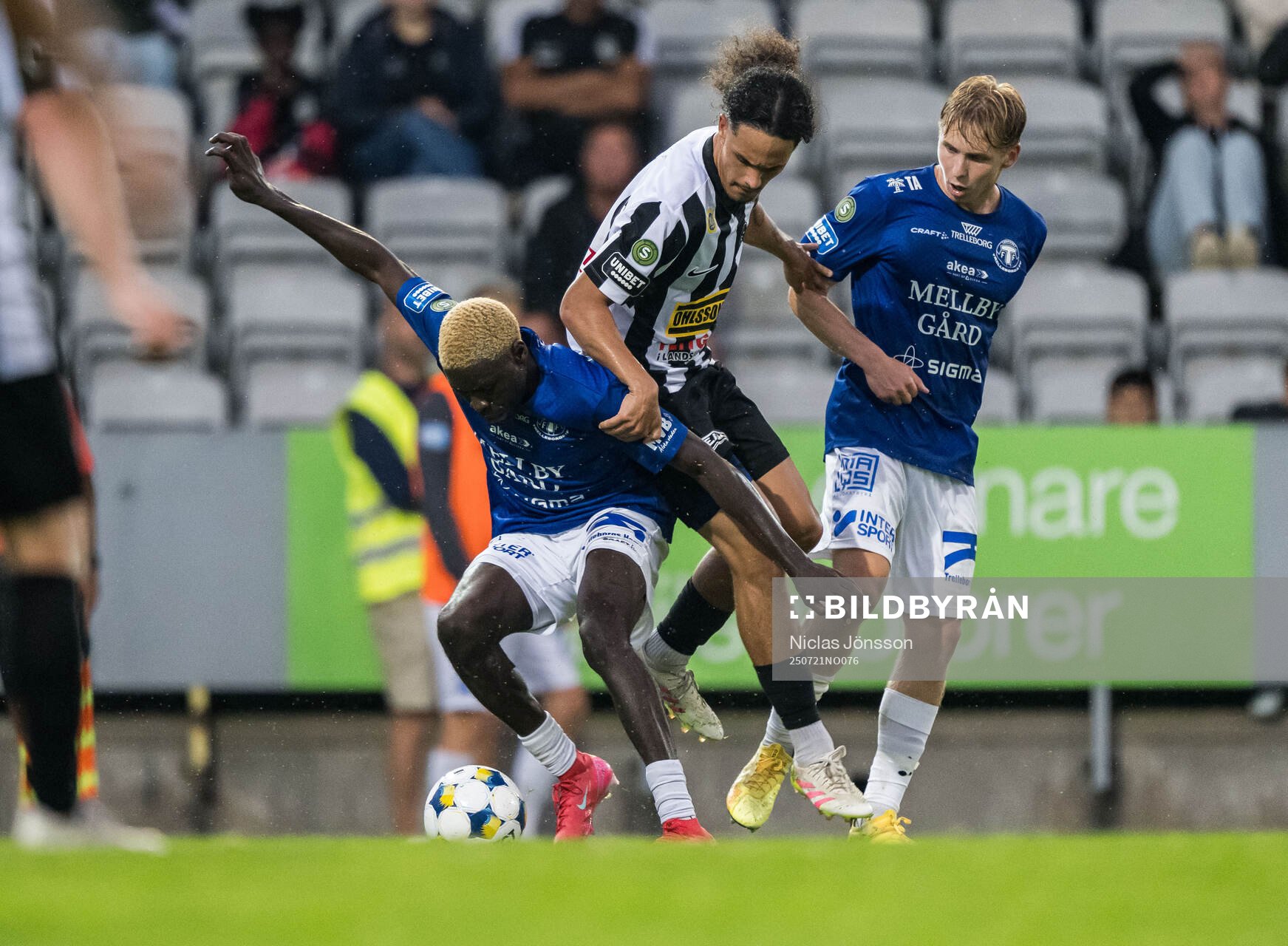 Trelleborgs Emmanuel Godwin och Landskronas André Alvarez
