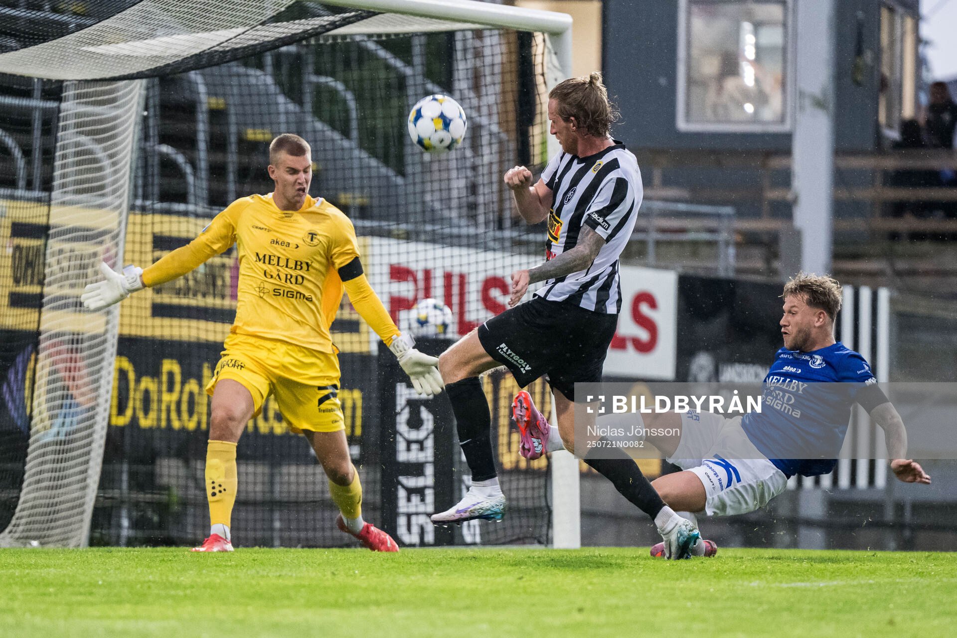 Trelleborgs målvakt Mathias Nilsson och Landskronas Hampus