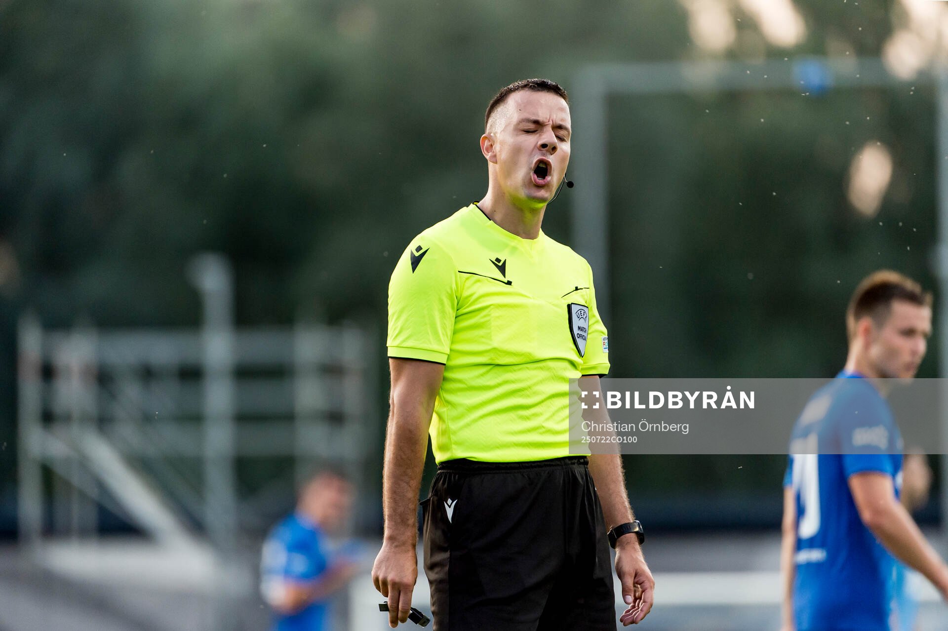 Referee Milos Milanovic